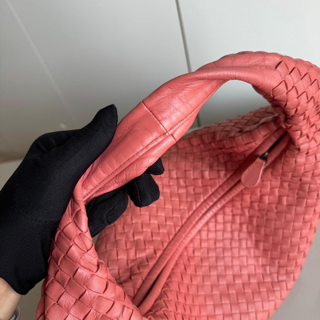 Sac hobo moyen en cuir Intrecciato corail de Bottega Veneta, 47 cm Excellent état à AUBERVILLIERS, FR