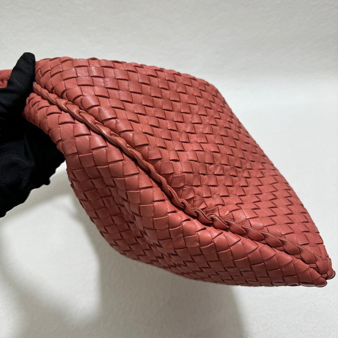 Bottega Veneta Veneta Hobo Medium Coral Intrecciato Leather Bag 47cm In Excellent Condition In AUBERVILLIERS, FR