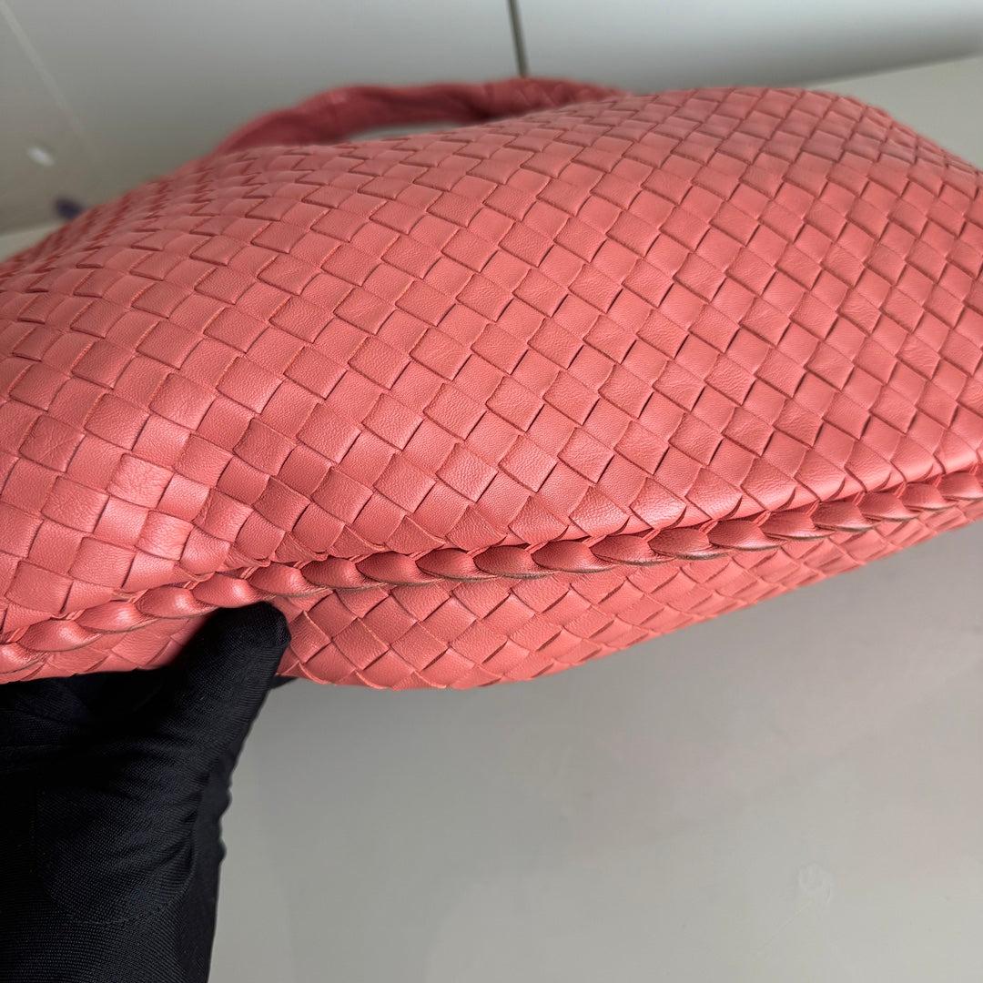 Sac hobo moyen en cuir Intrecciato corail de Bottega Veneta, 47 cm 2
