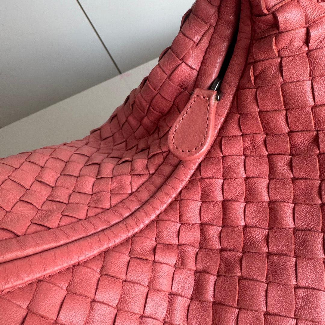 Sac hobo moyen en cuir Intrecciato corail de Bottega Veneta, 47 cm 4