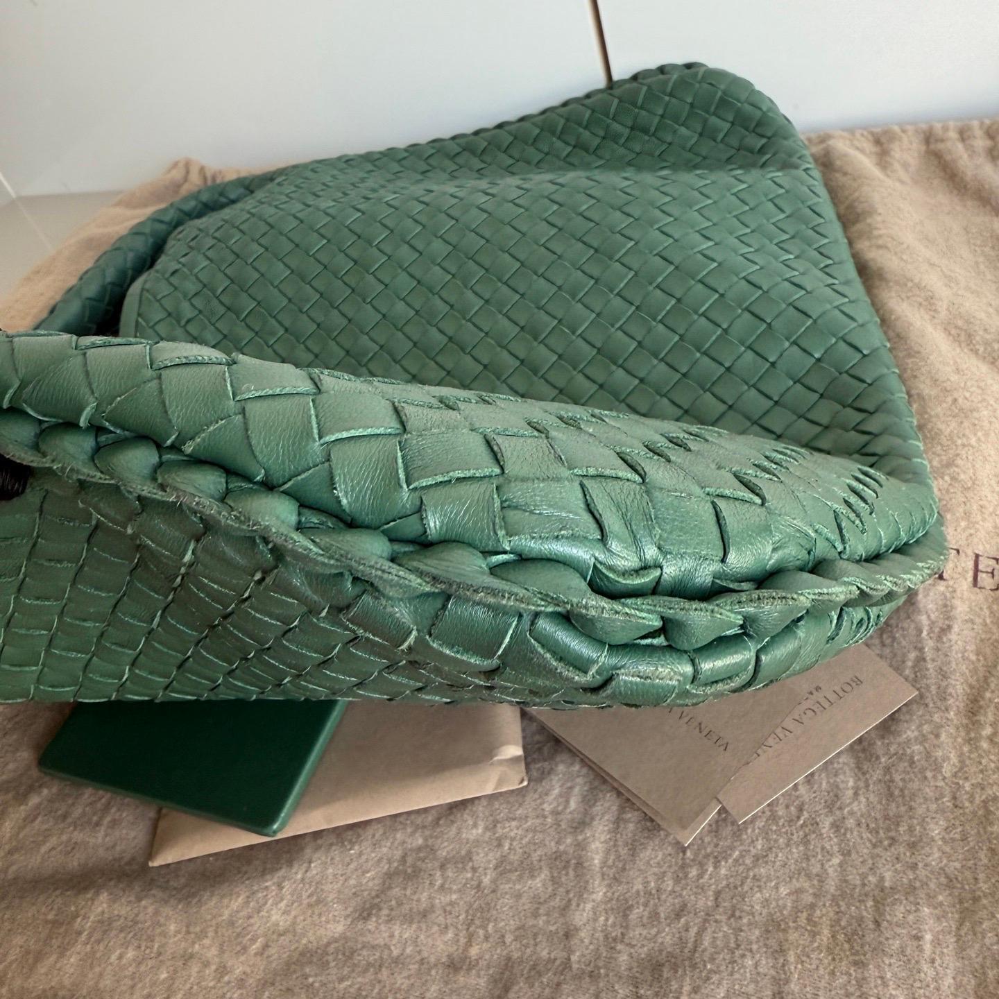Sac hobo Bottega Veneta de 45 cm en cuir d'agneau vert foncé moyen en vente 5