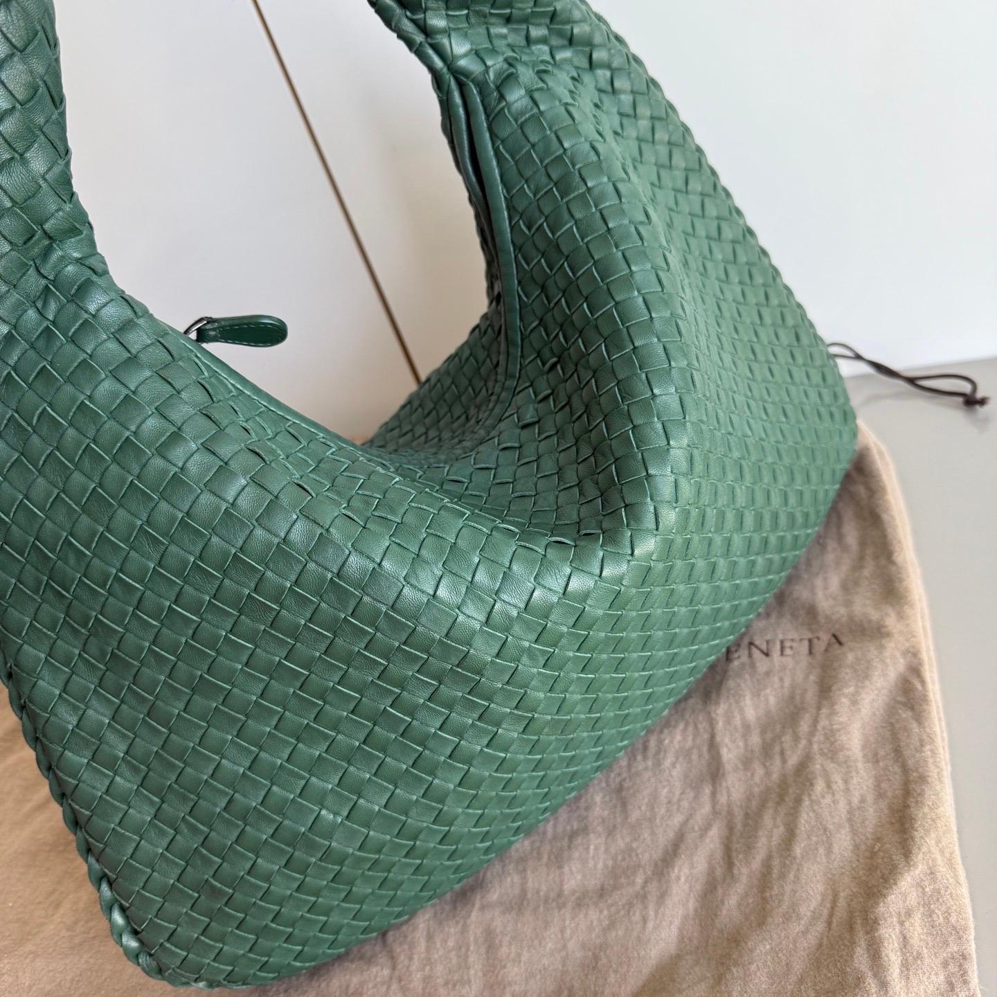 Sac hobo Bottega Veneta de 45 cm en cuir d'agneau vert foncé moyen en vente 6