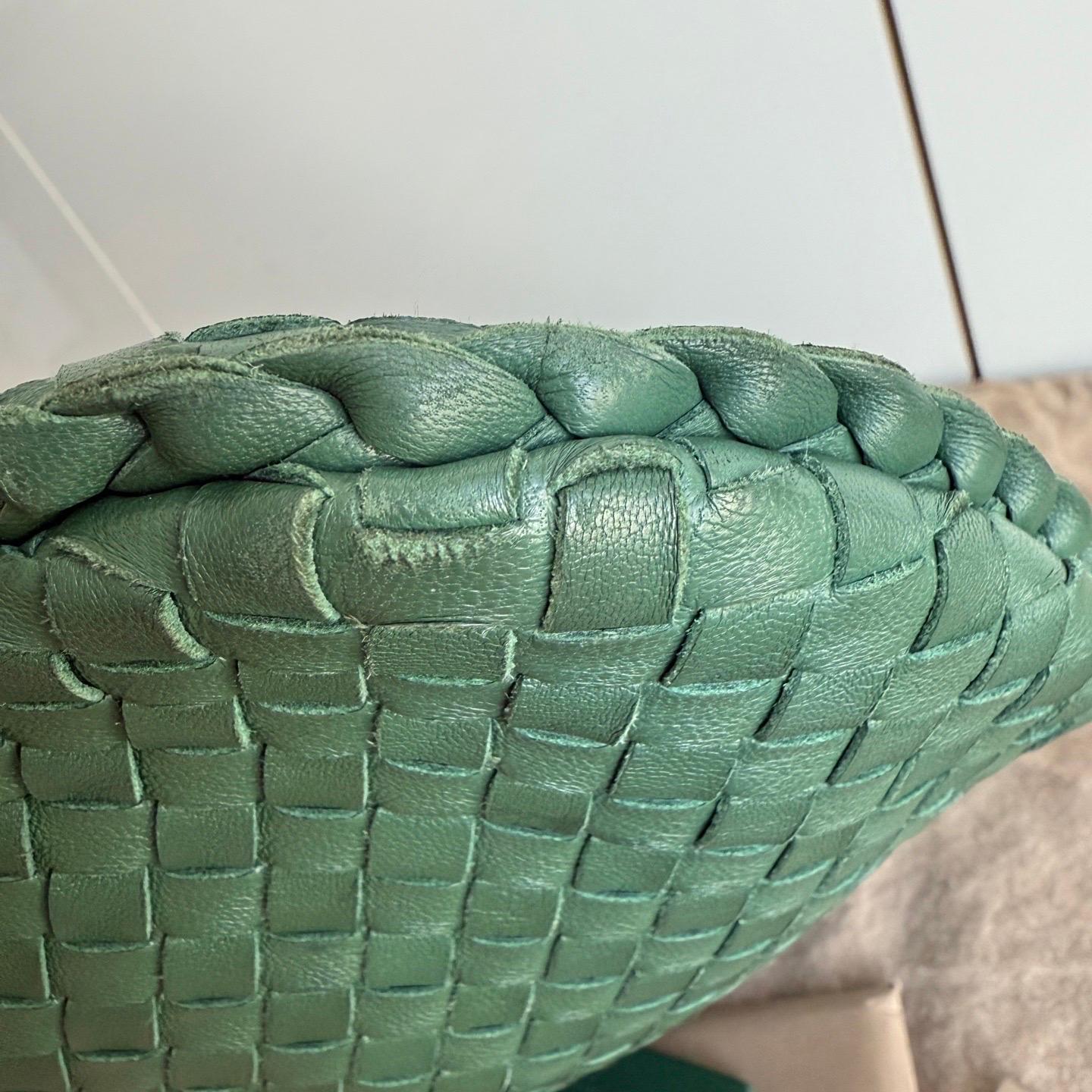 Sac hobo Bottega Veneta de 45 cm en cuir d'agneau vert foncé moyen en vente 7