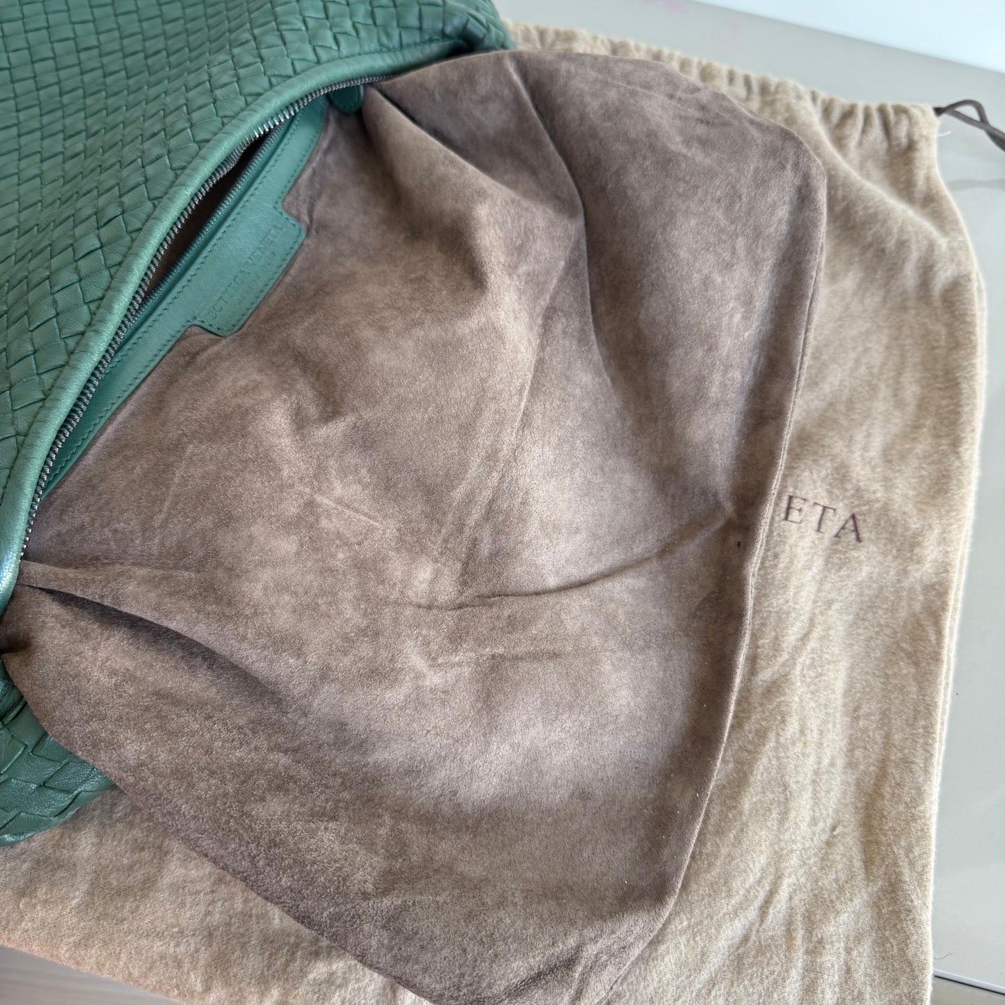 Sac hobo Bottega Veneta de 45 cm en cuir d'agneau vert foncé moyen en vente 8