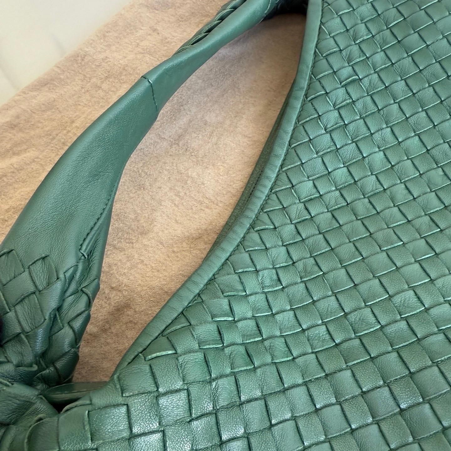 Sac hobo Bottega Veneta de 45 cm en cuir d'agneau vert foncé moyen en vente 9