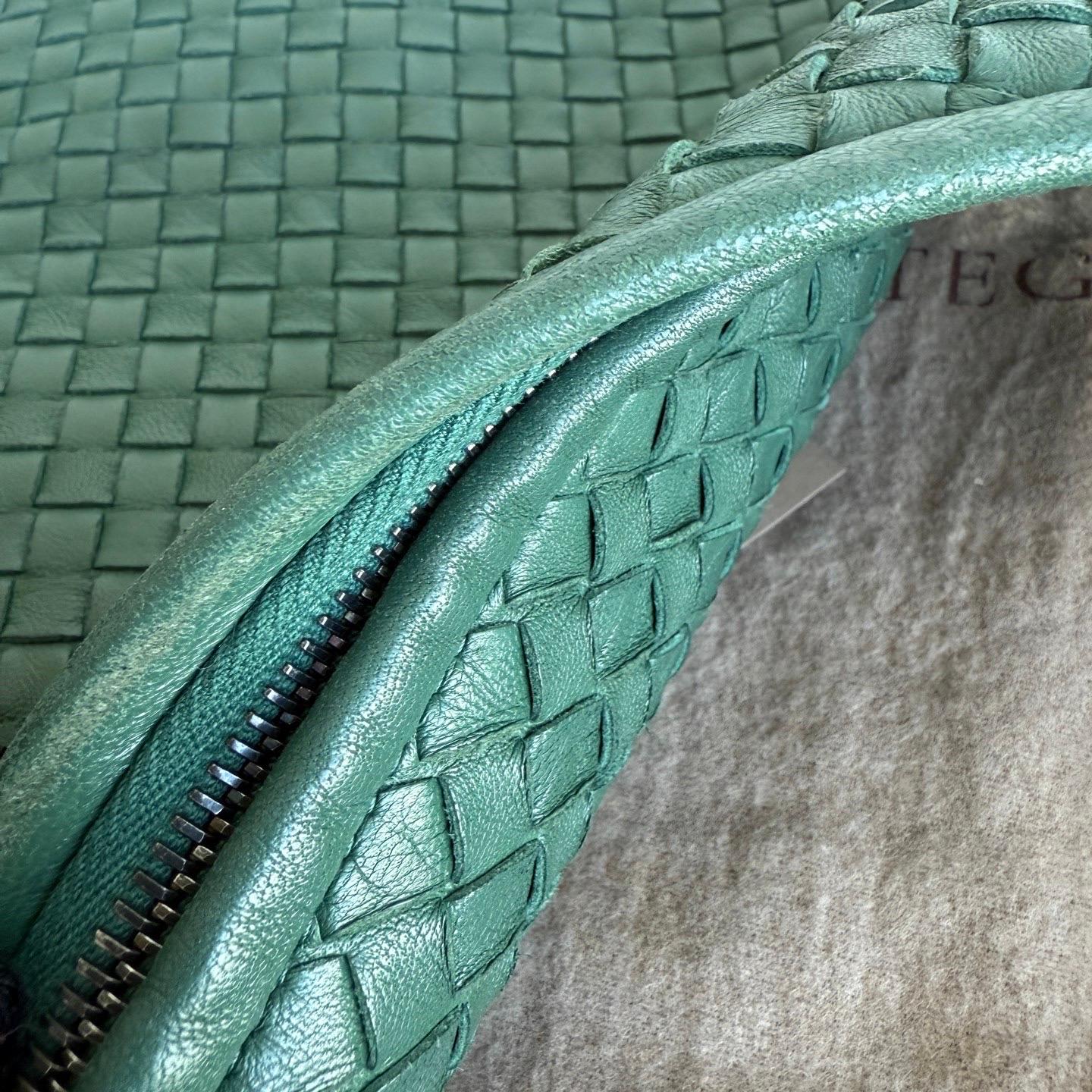 Sac hobo Bottega Veneta de 45 cm en cuir d'agneau vert foncé moyen en vente 10