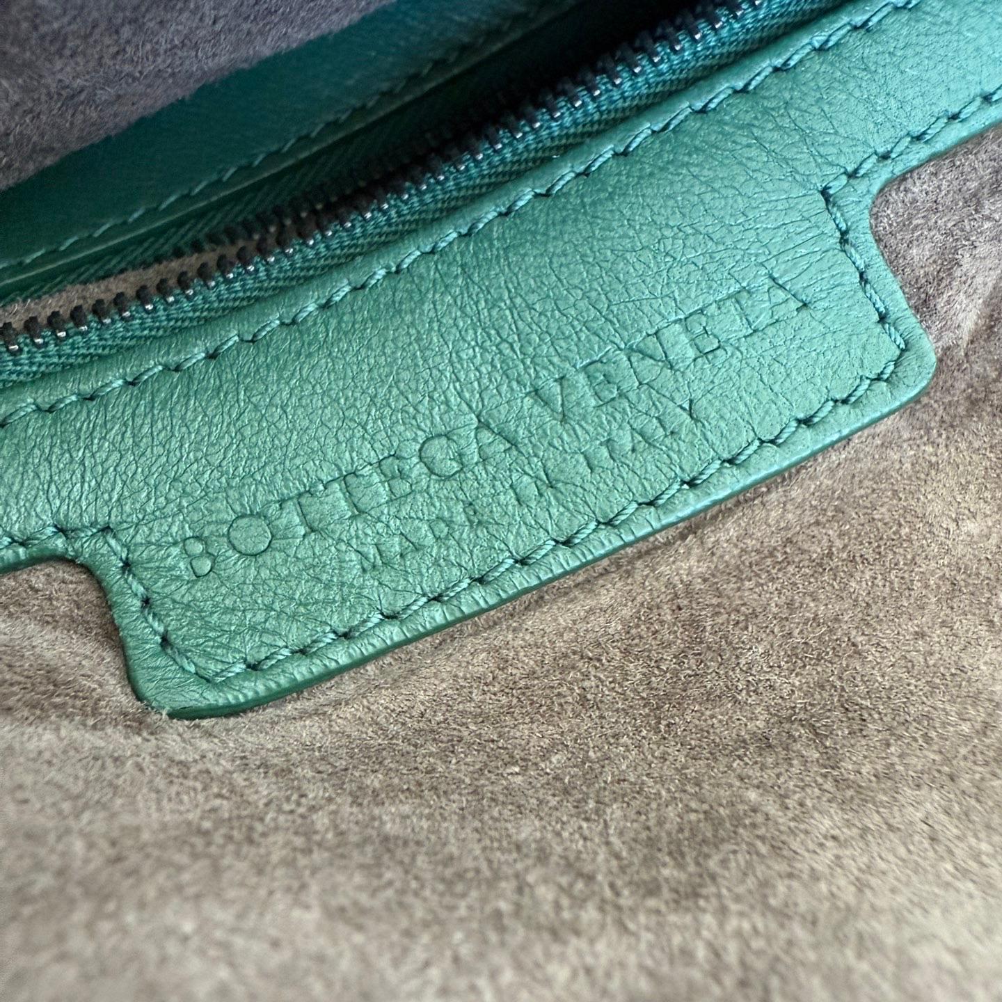 Sac hobo Bottega Veneta de 45 cm en cuir d'agneau vert foncé moyen en vente 11