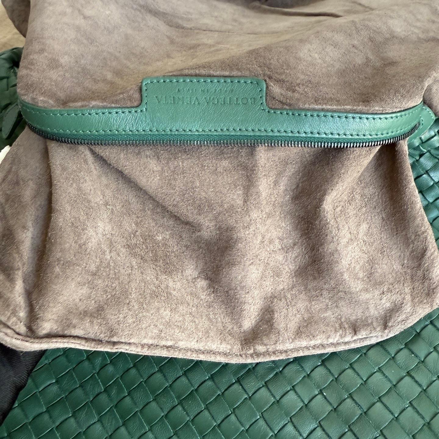 Sac hobo Bottega Veneta de 45 cm en cuir d'agneau vert foncé moyen en vente 12