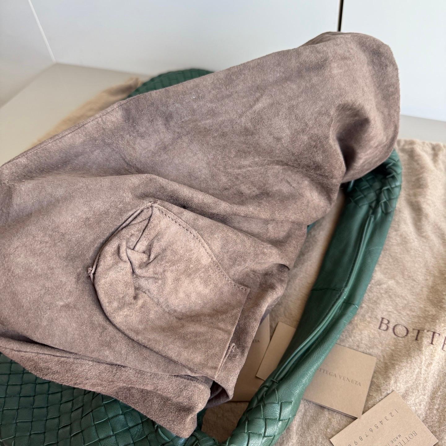Sac hobo Bottega Veneta de 45 cm en cuir d'agneau vert foncé moyen en vente 13