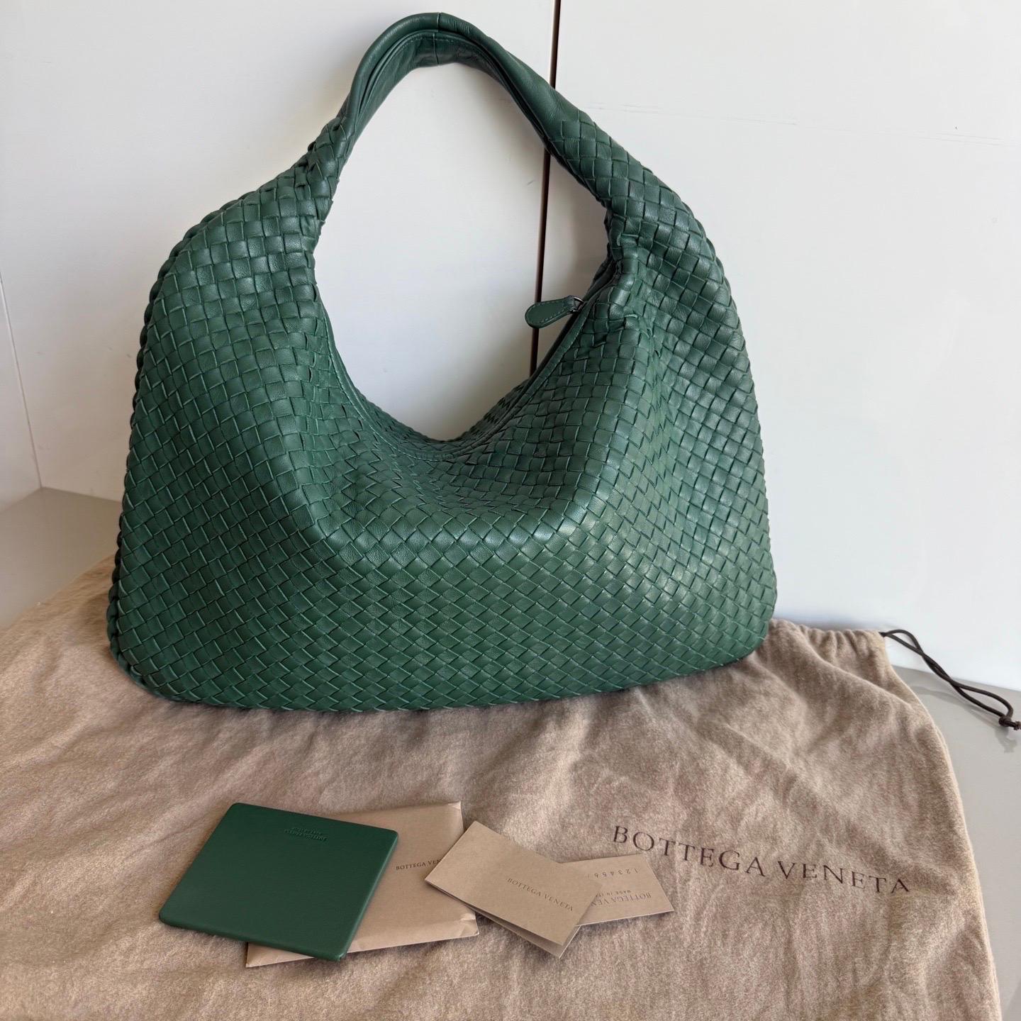 Ce sac Bottega Veneta est une pièce de luxe exceptionnelle, réalisée en cuir d'agneau emblématique avec le tissage Intrecciato immédiatement reconnaissable. Ce sac est suffisamment spacieux pour contenir tous vos essentiels, c'est l'accessoire