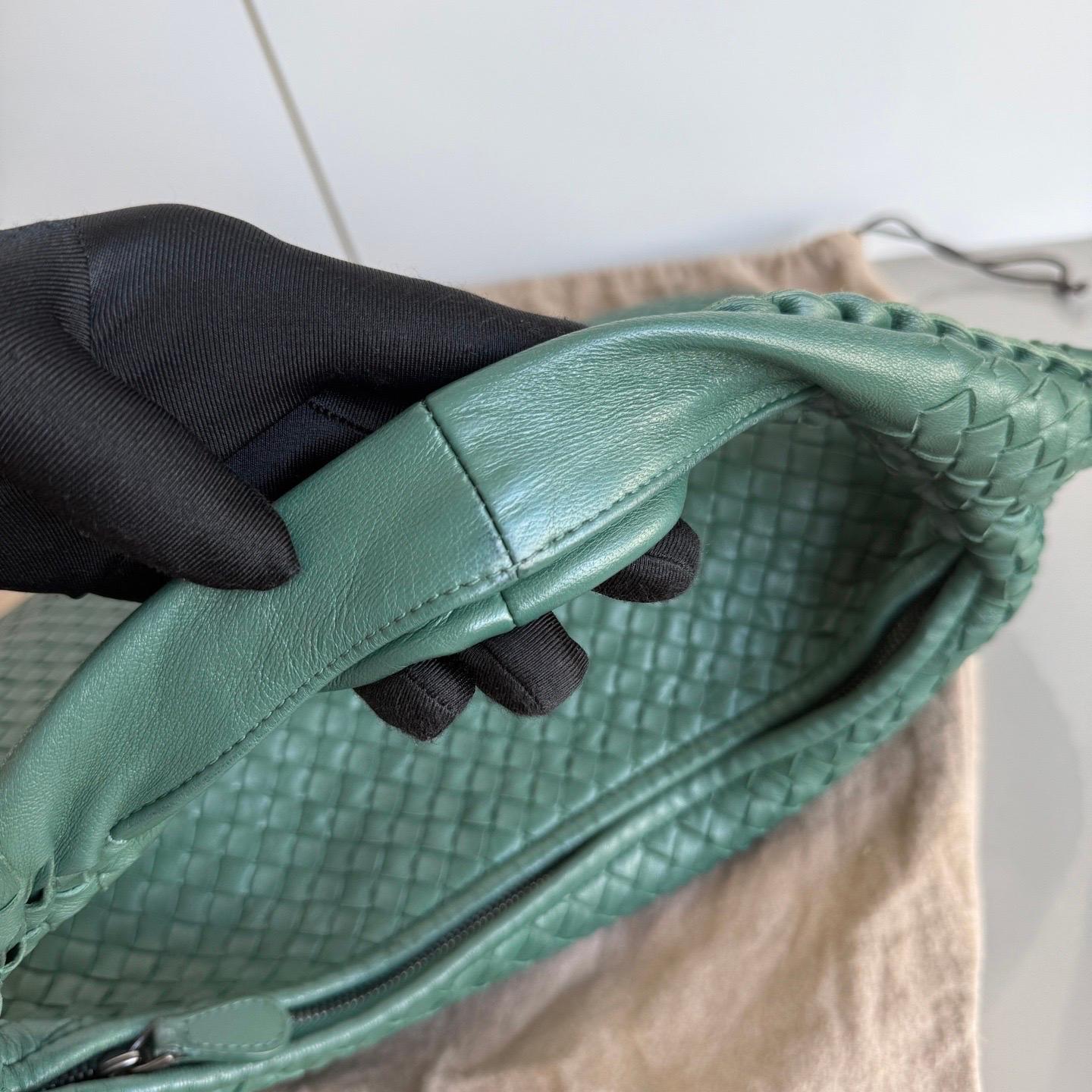 Noir Sac hobo Bottega Veneta de 45 cm en cuir d'agneau vert foncé moyen en vente