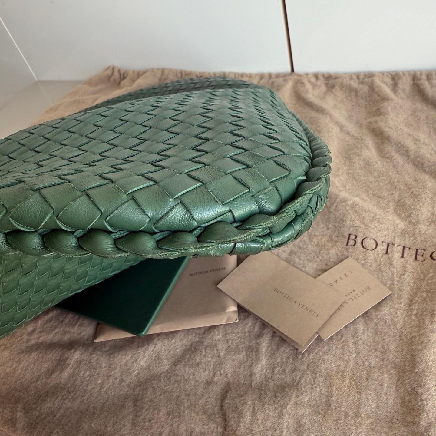 Sac hobo Bottega Veneta de 45 cm en cuir d'agneau vert foncé moyen Bon état - En vente à AUBERVILLIERS, FR