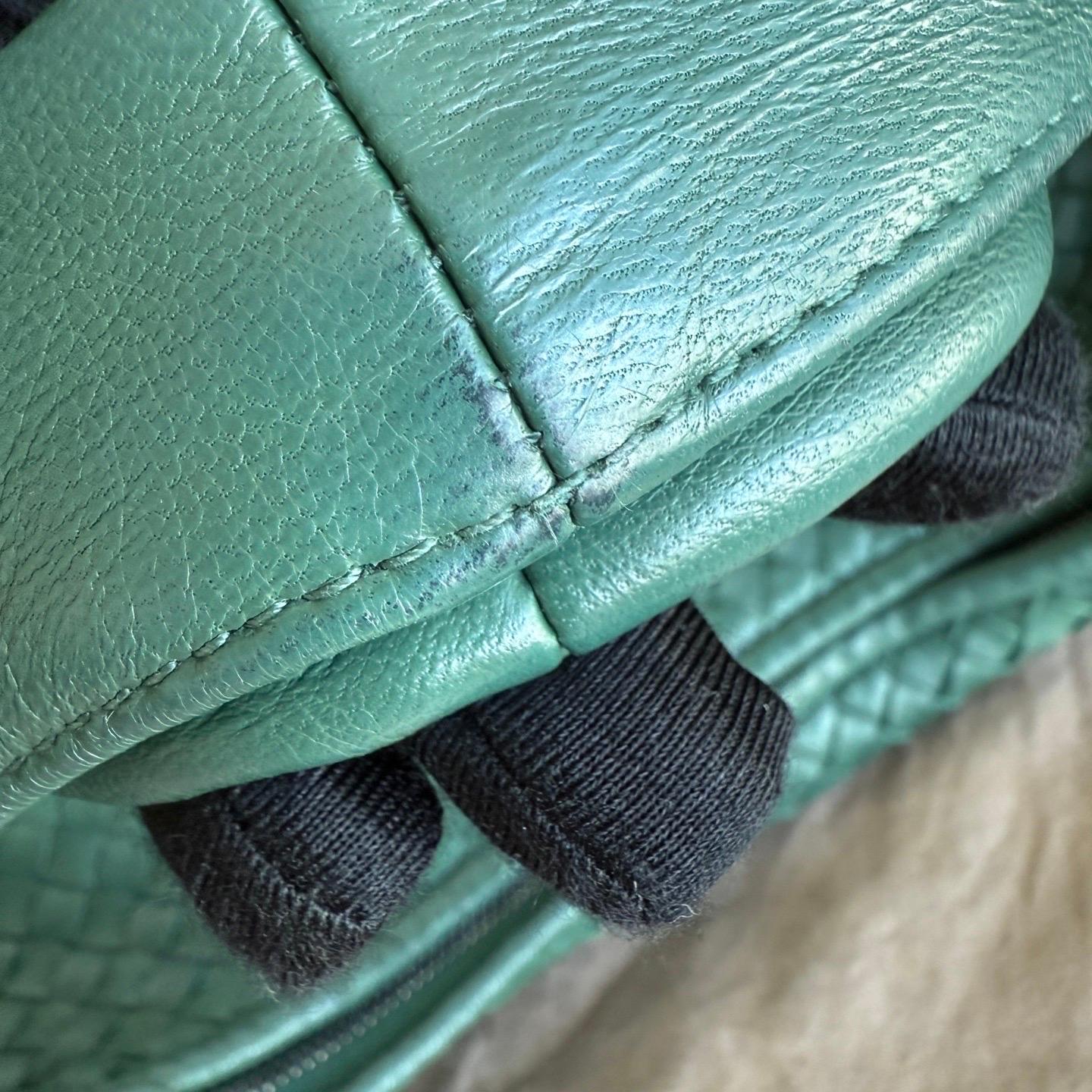 Sac hobo Bottega Veneta de 45 cm en cuir d'agneau vert foncé moyen Pour femmes en vente