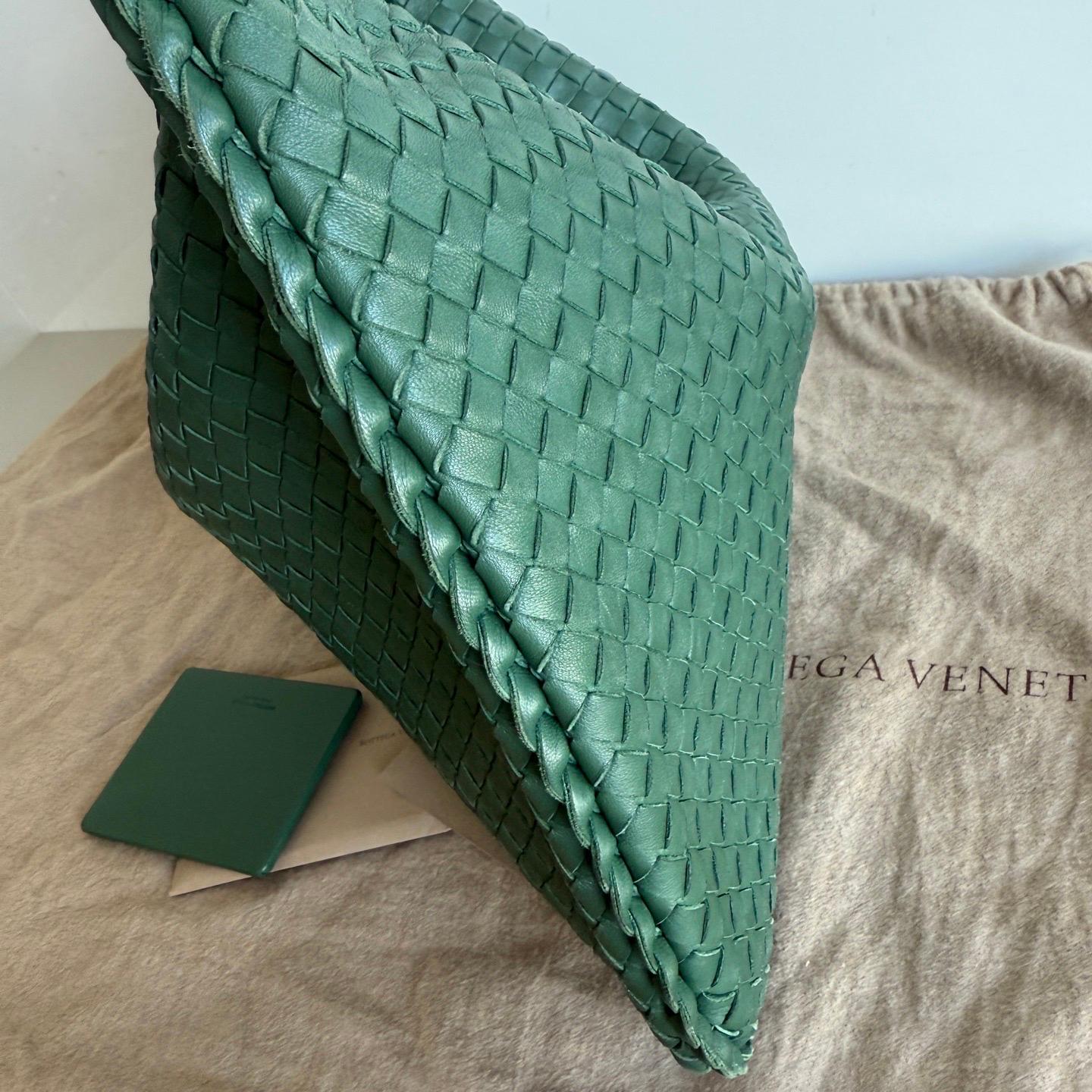 Sac hobo Bottega Veneta de 45 cm en cuir d'agneau vert foncé moyen en vente 1