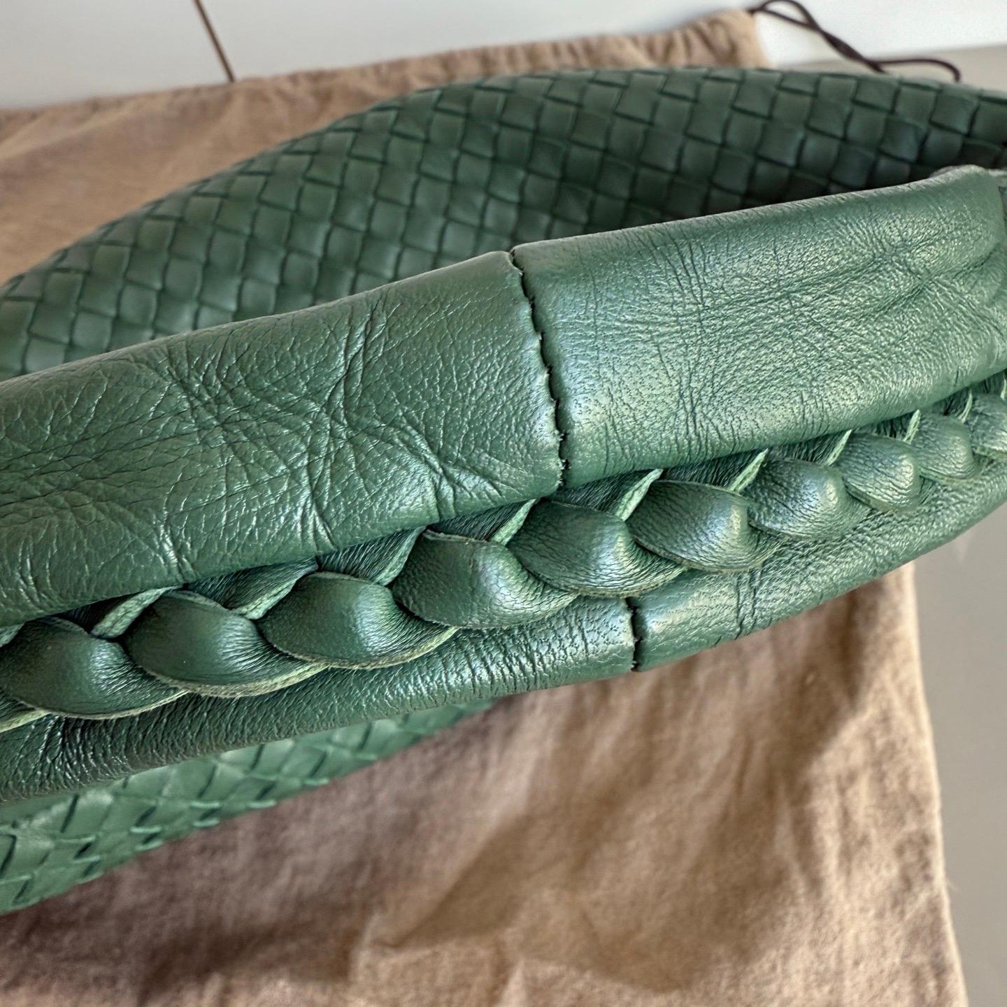 Sac hobo Bottega Veneta de 45 cm en cuir d'agneau vert foncé moyen en vente 2
