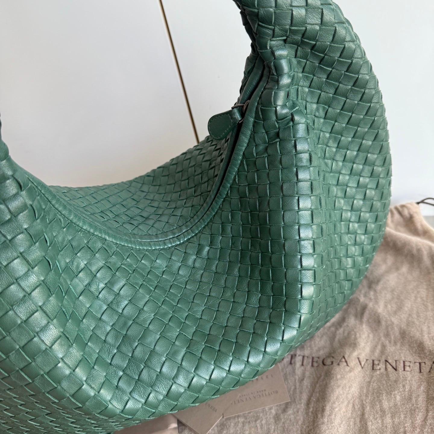 Sac hobo Bottega Veneta de 45 cm en cuir d'agneau vert foncé moyen en vente 3