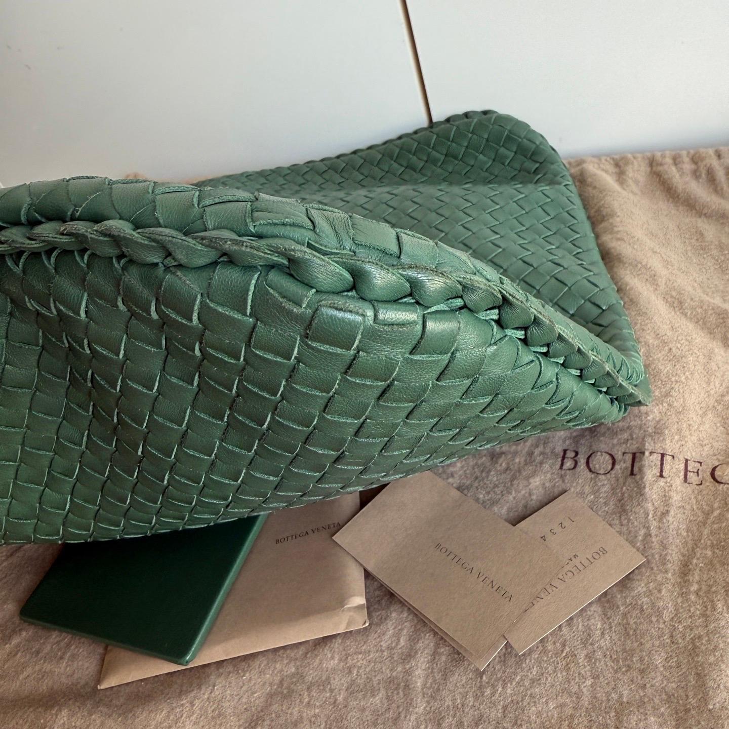 Sac hobo Bottega Veneta de 45 cm en cuir d'agneau vert foncé moyen en vente 4