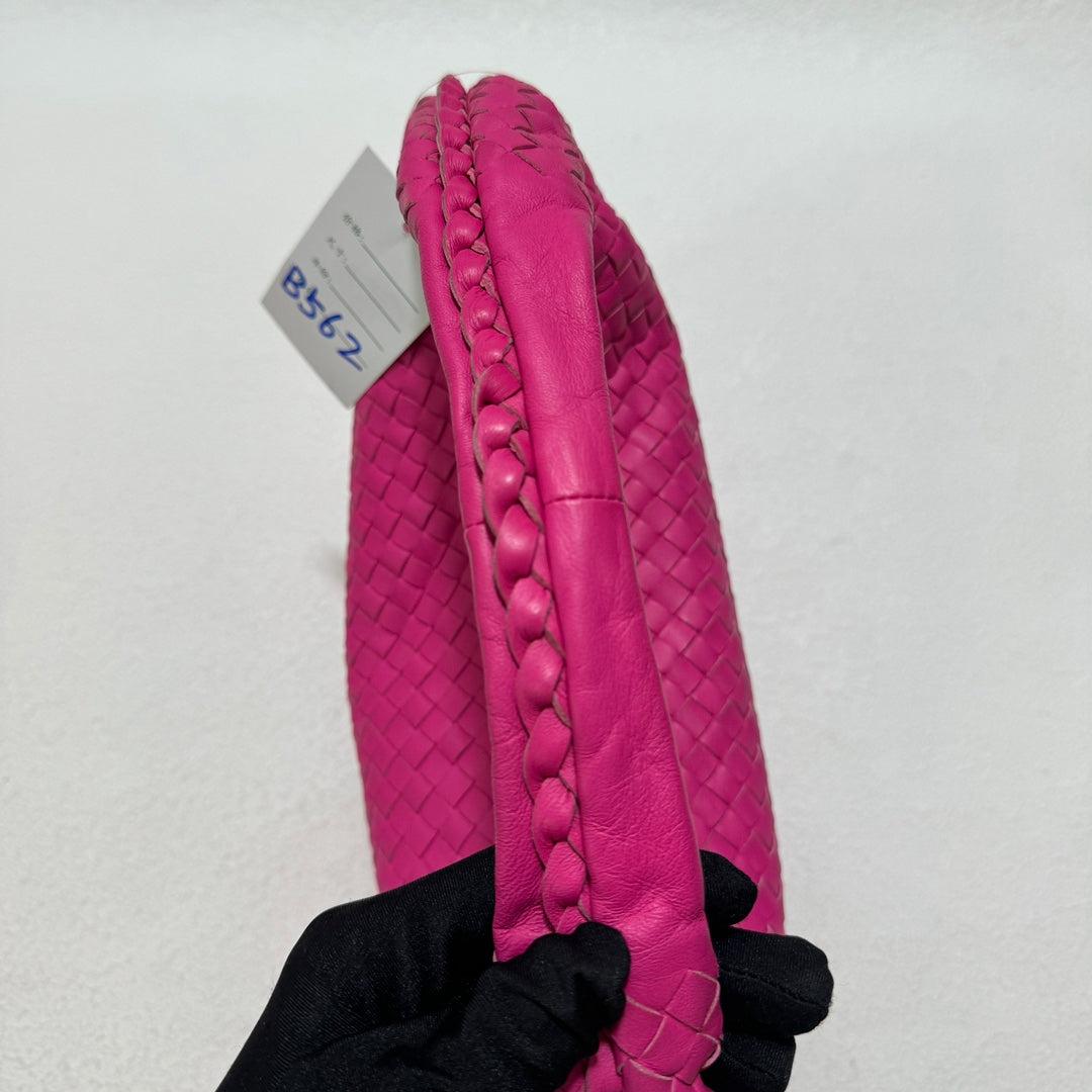 Bottega Veneta Veneta Hobo Medium Fuchsia Intrecciato Leather Bag 40cm In Good Condition In AUBERVILLIERS, FR