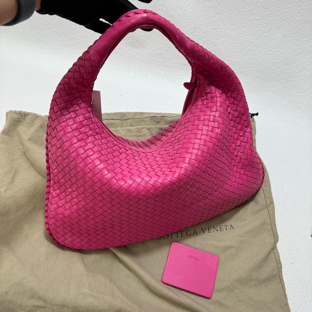 Bottega Veneta Veneta Hobo Medium Fuchsia Pink Intrecciato Leather Bag 47cm

  
  This Bottega Veneta Veneta Bag is an exceptional piece of luxury, crafted from iconic lambskin leather with the instantly recognizable Intrecciato weave. This bag is