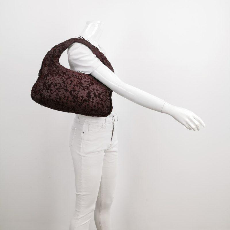 Bottega Veneta Veneta Hobo Mediano Piel y Terciopelo Borgoña Vino 40cm
 Estas son fotos profesionales de la bolsa real.
 Este Bolso Bottega Veneta Veneta es una pieza excepcional de lujo, confeccionada en la emblemática piel de cordero con el