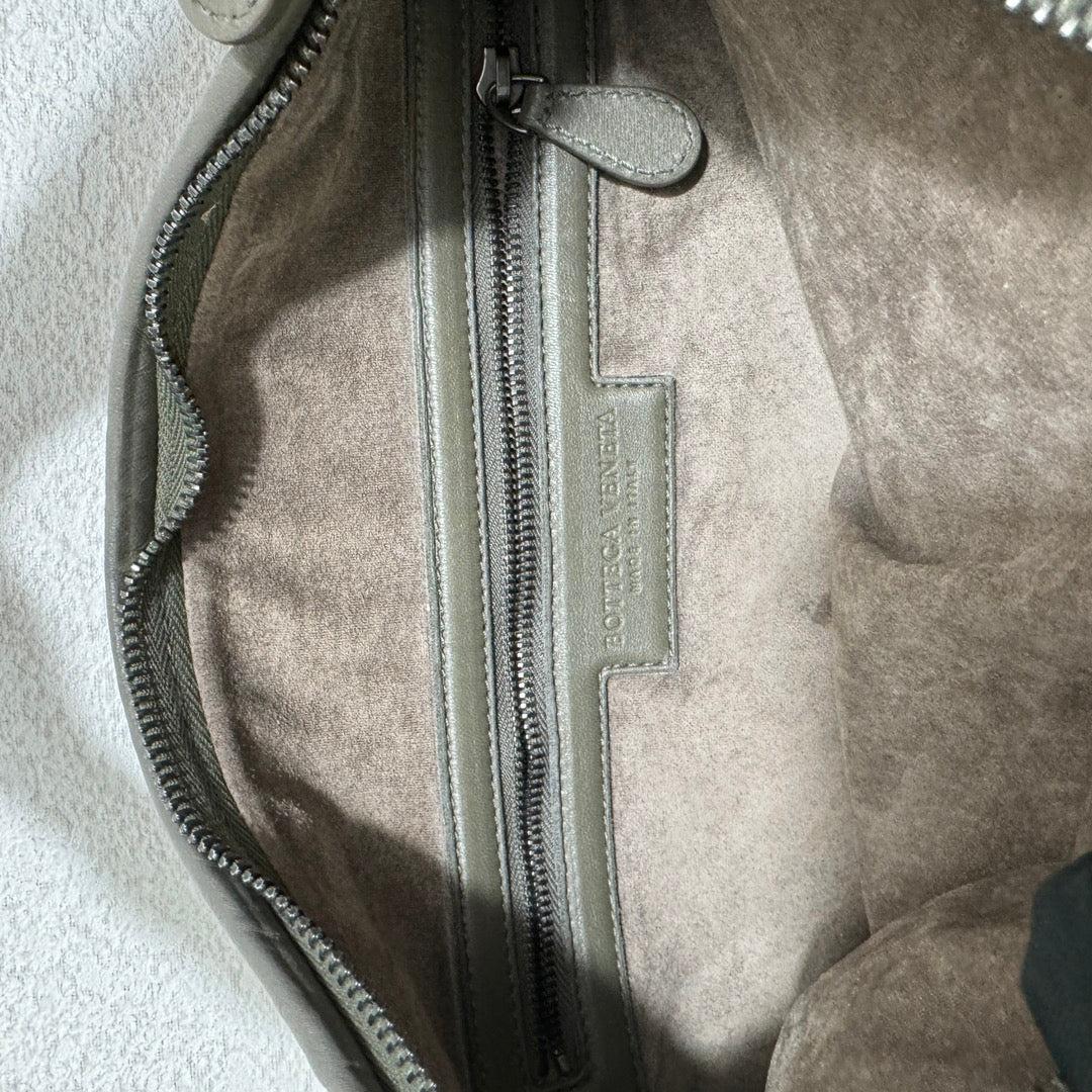 Bottega Veneta Veneta Hobo Medium Leather and Velvet Grey Green 41cm 7