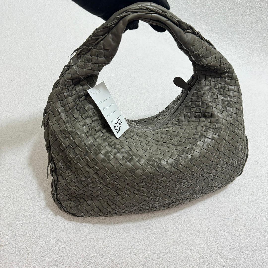 Bottega Veneta Veneta Hobo Medium Leather and Velvet Grey Green 41cm
These are professional photos of the actual bag.
  This Bottega Veneta Veneta Bag is an exceptional piece of luxury, crafted from iconic lambskin leather with the instantly