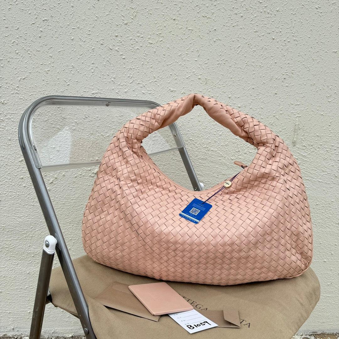 Bottega Veneta Veneta Hobo Medium Light Nude Pink Intrecciato Leather Bag 48cm
These are professional photos of the actual bag.
  This Bottega Veneta Veneta Bag is an exceptional piece of luxury, crafted from iconic lambskin leather with the