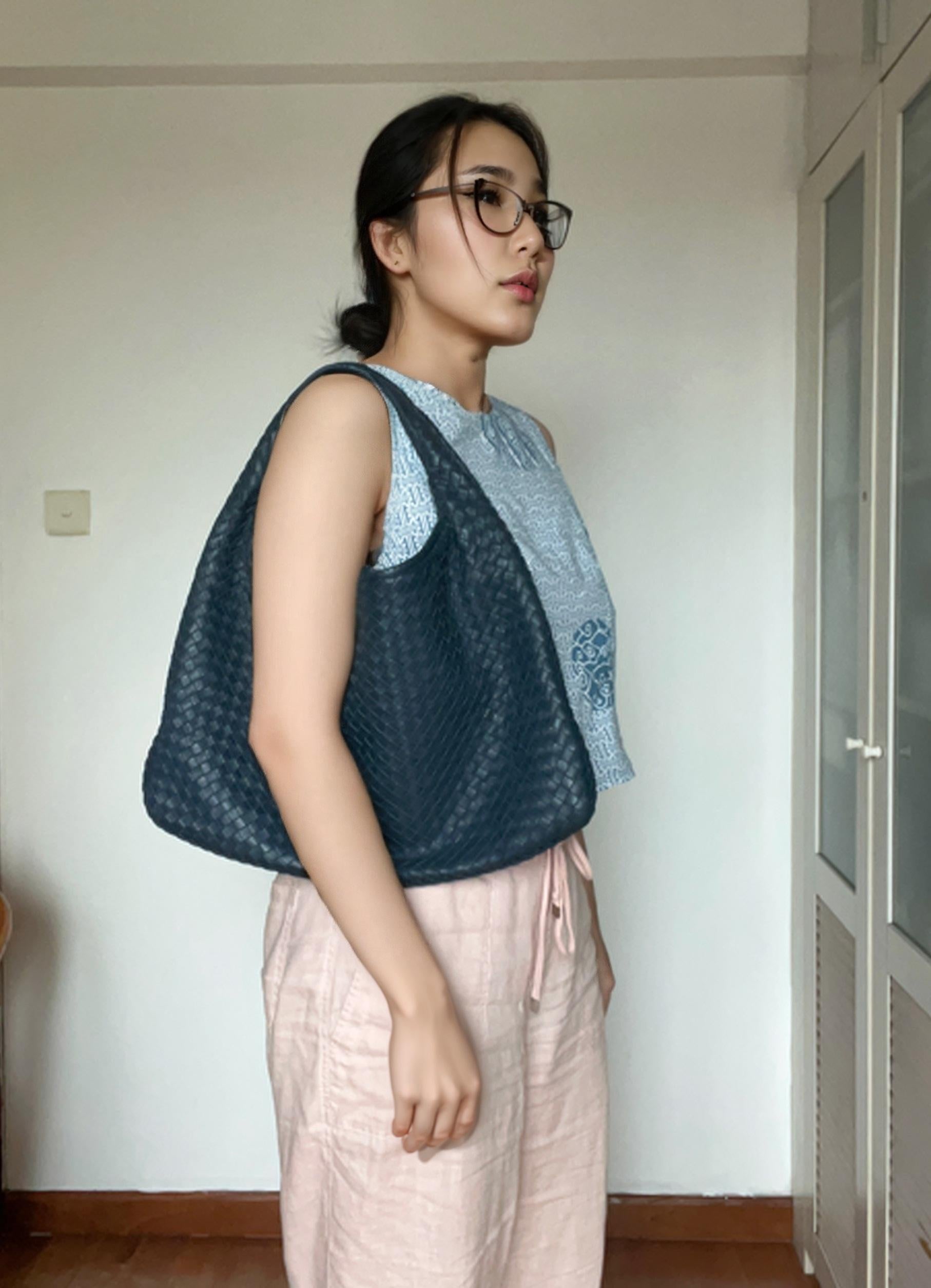 Bottega Veneta Veneta Hobo Medium Navy Intrecciato Leather Bag


This Bottega Veneta Veneta Bag is an exceptional piece of luxury, crafted from iconic lambskin leather with the instantly recognizable Intrecciato weave. This bag is roomy enough for