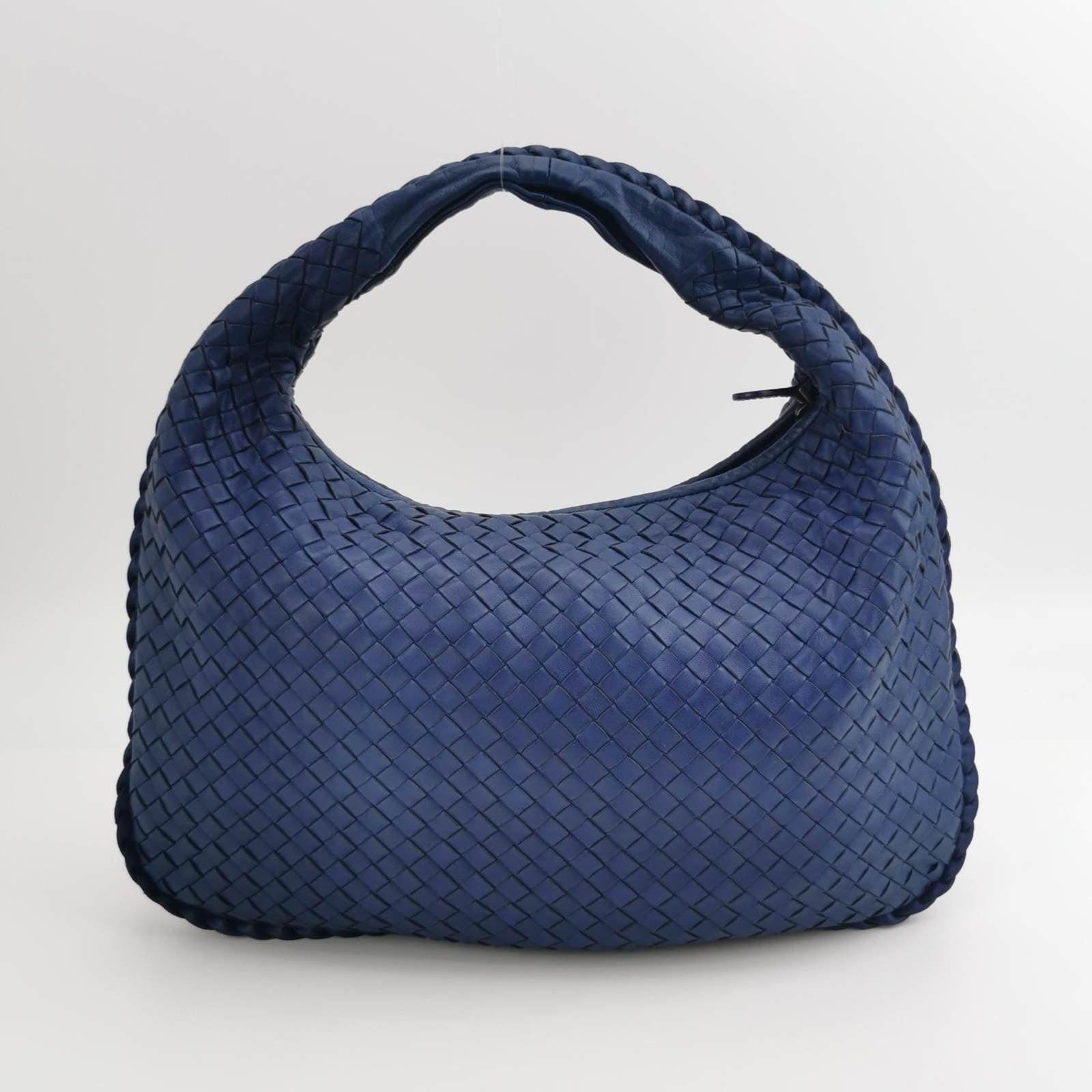 Bottega Veneta Veneta Hobo Medium Navy Intrecciato Leather Bag In Excellent Condition In AUBERVILLIERS, FR