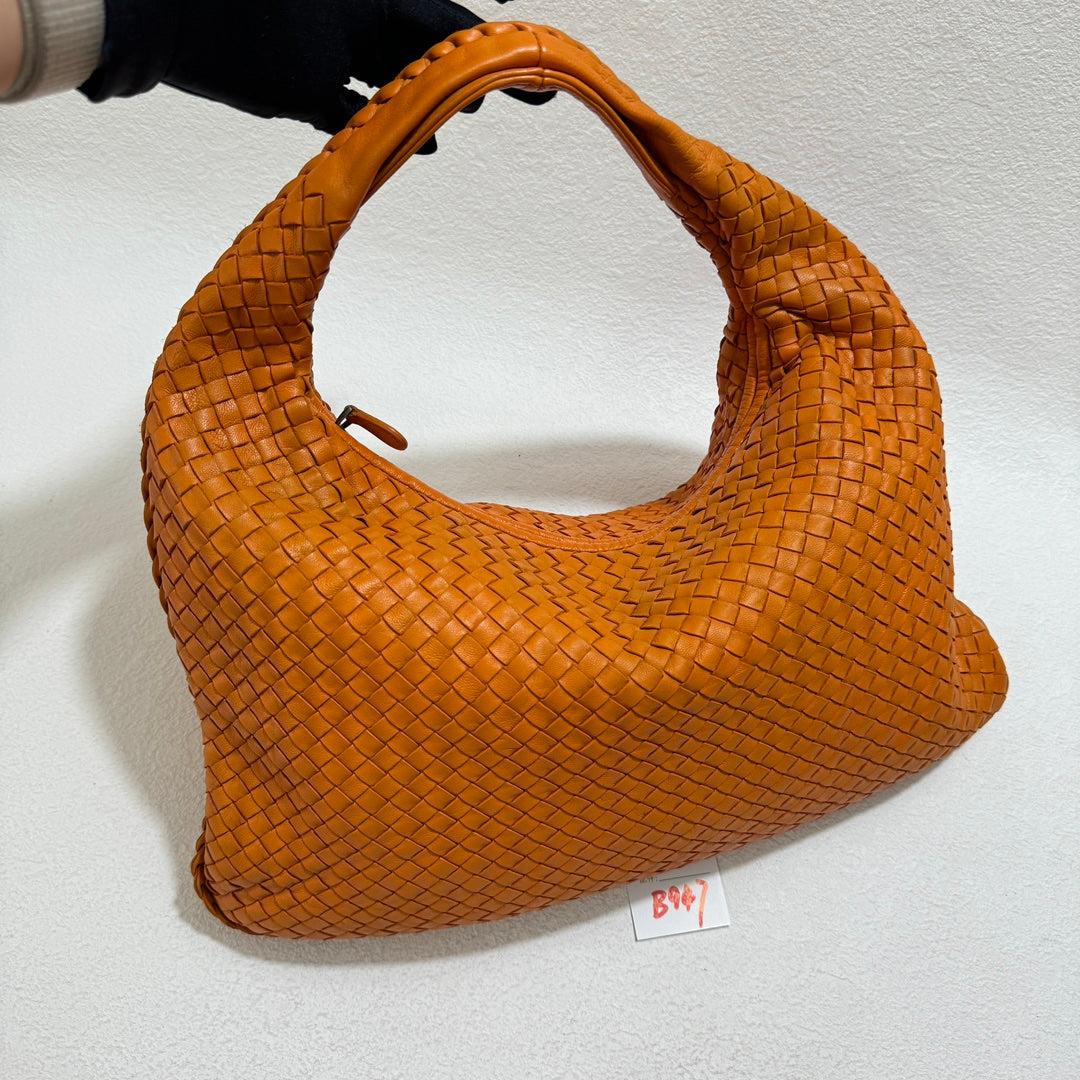 Bottega Veneta Veneta Hobo Medium Orange Intrecciato Leather Bag 47cm
These are professional photos of the actual bag.
  
  This Bottega Veneta Veneta Bag is an exceptional piece of luxury, crafted from iconic lambskin leather with the instantly