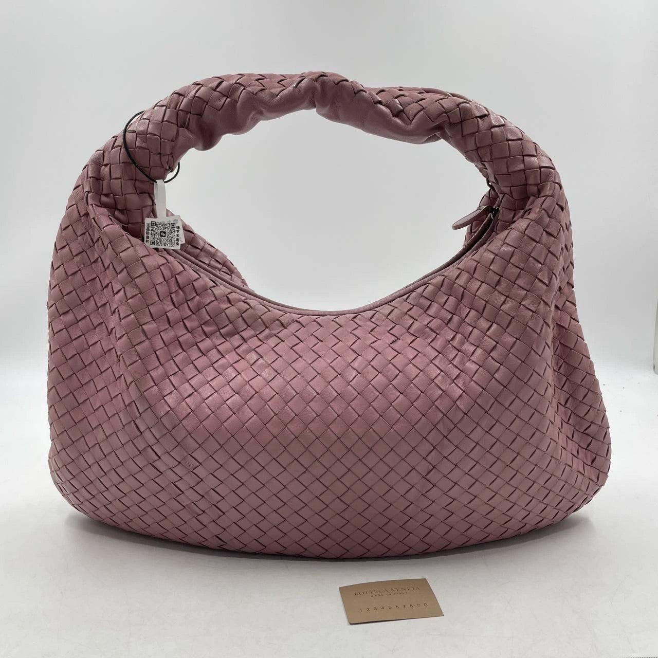 Bottega Veneta Veneta Hobo Bolso mediano de piel Intrecciato Rosa Flor de Cerezo 40cm
  Estas son fotos profesionales de la bolsa real ofrecida por Luxbags.
  Este Bolso Bottega Veneta Veneta es una pieza excepcional de lujo, confeccionada en la