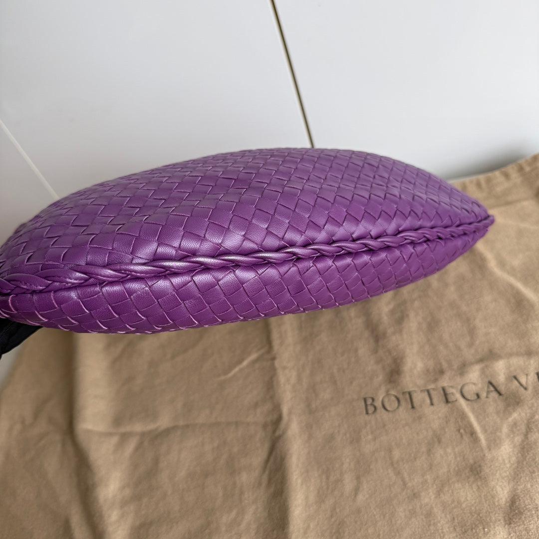 Bottega Veneta Veneta Hobo Medium Purple Intrecciato Leather Bag 41cm
 These are professional photos of the actual bag.
 This Bottega Veneta Veneta Bag is an exceptional piece of luxury, crafted from iconic lambskin leather with the instantly