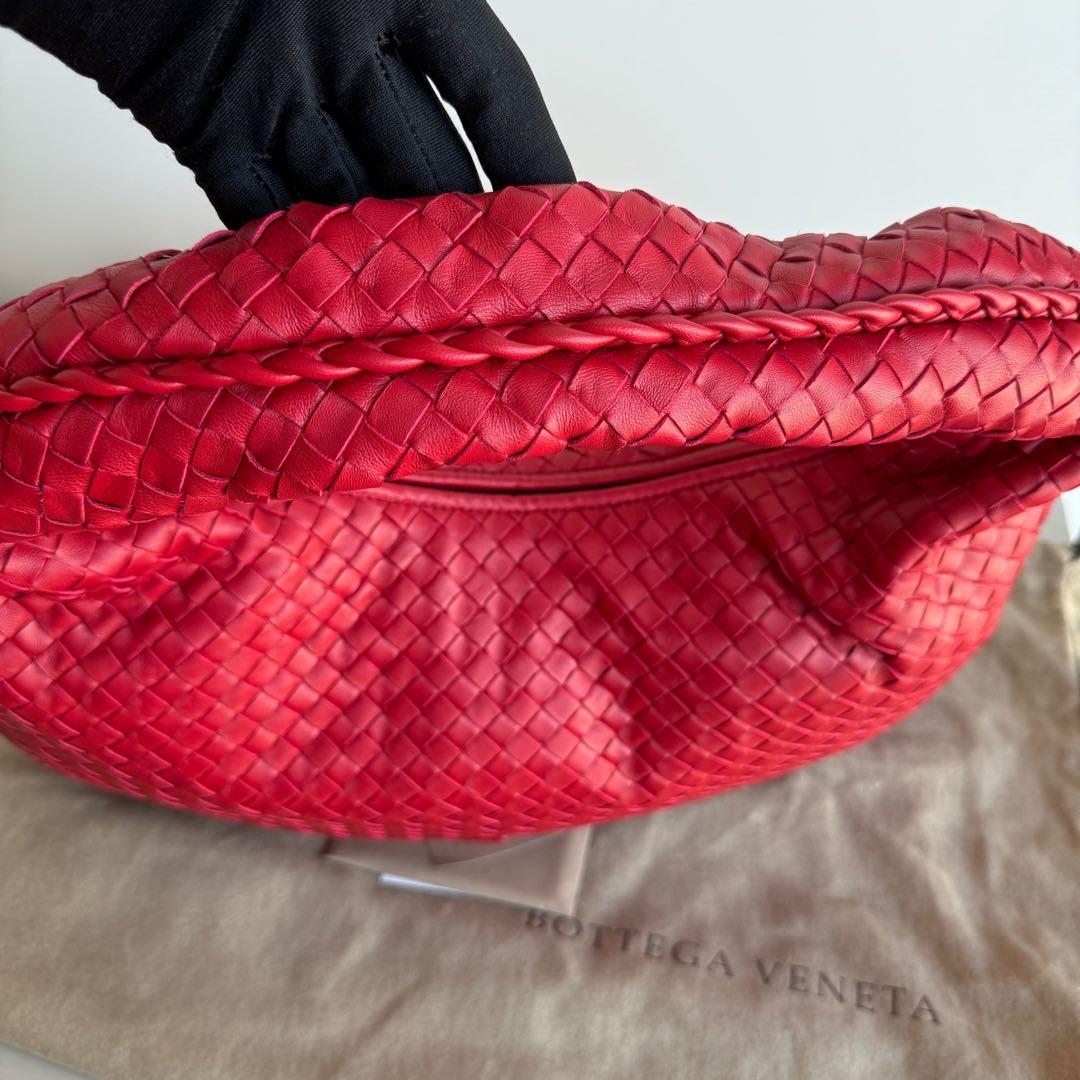 Bottega Veneta Veneta Hobo Medium Red Intrecciato Leather Bag 47cm In Excellent Condition In AUBERVILLIERS, FR