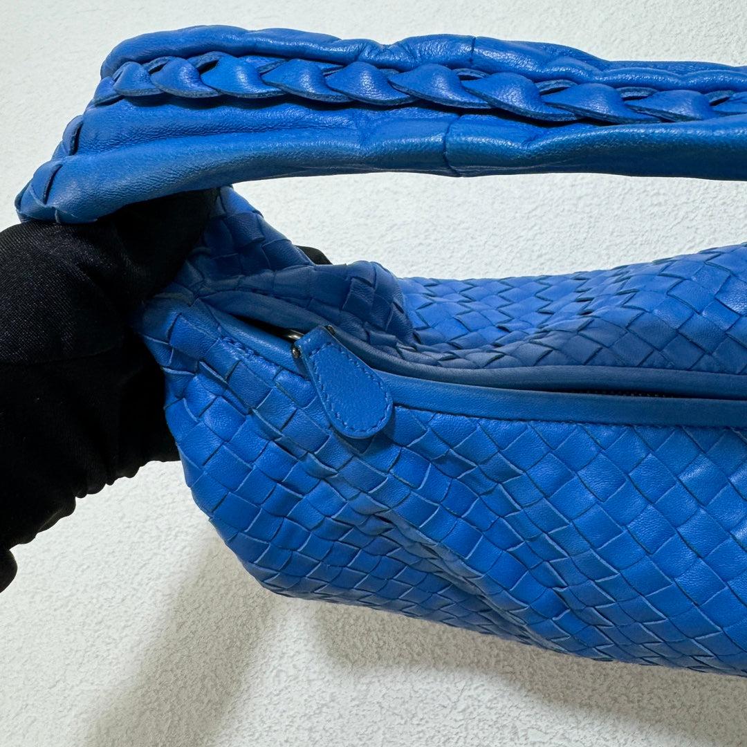 Sac hobo moyen en cuir Intrecciato bleu royal de Bottega Veneta, 40 cm en vente 6