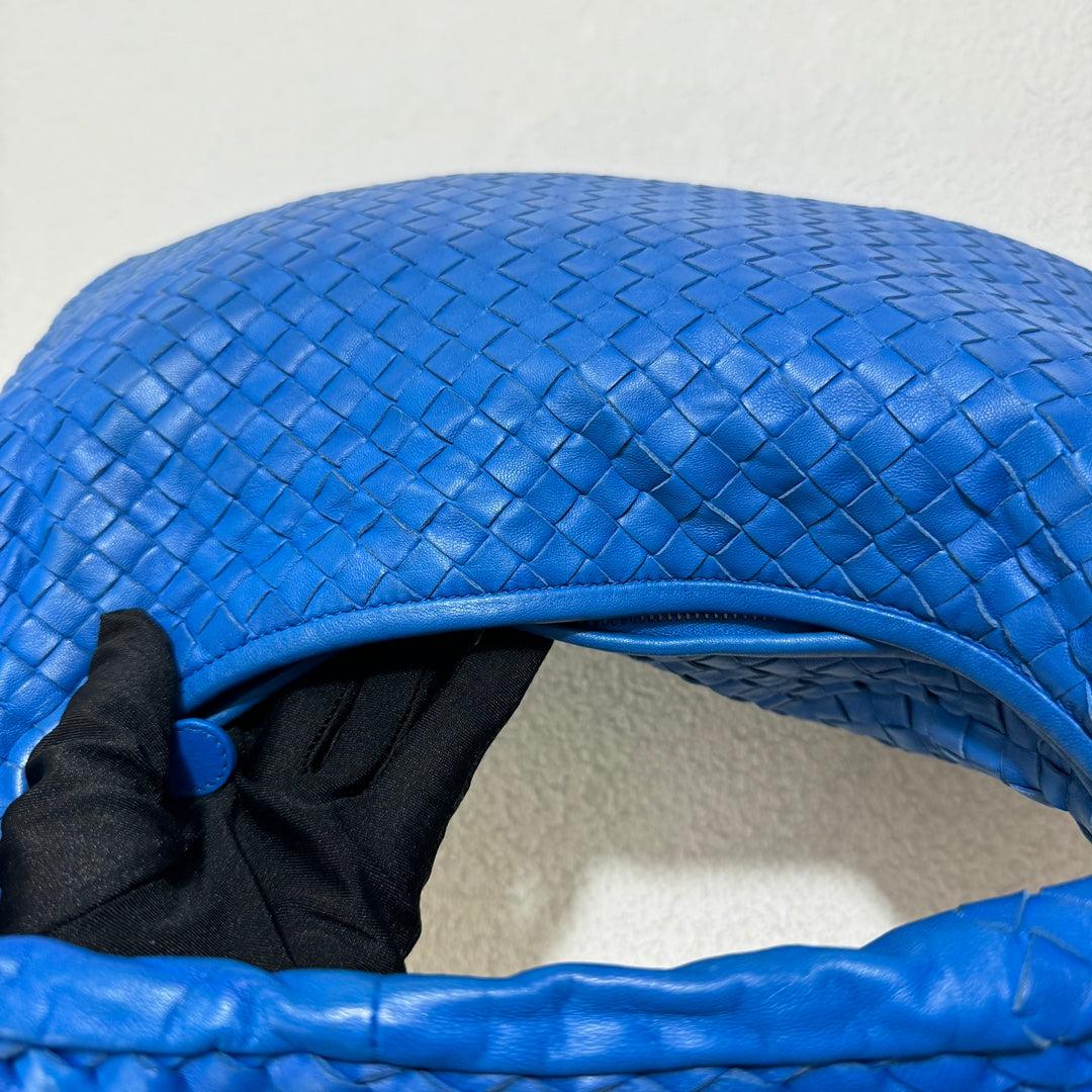 Sac hobo moyen en cuir Intrecciato bleu royal de Bottega Veneta, 40 cm en vente 7