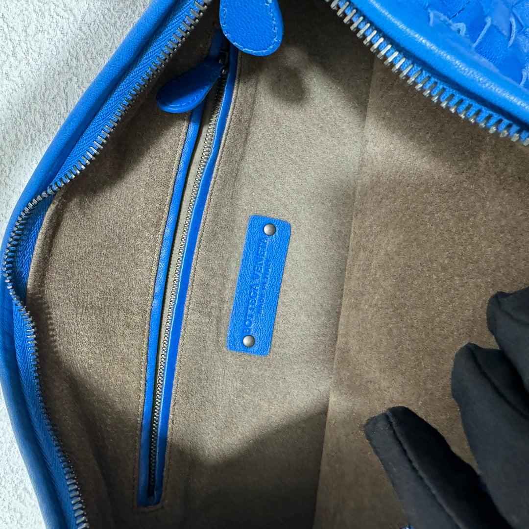 Sac hobo moyen en cuir Intrecciato bleu royal de Bottega Veneta, 40 cm en vente 8