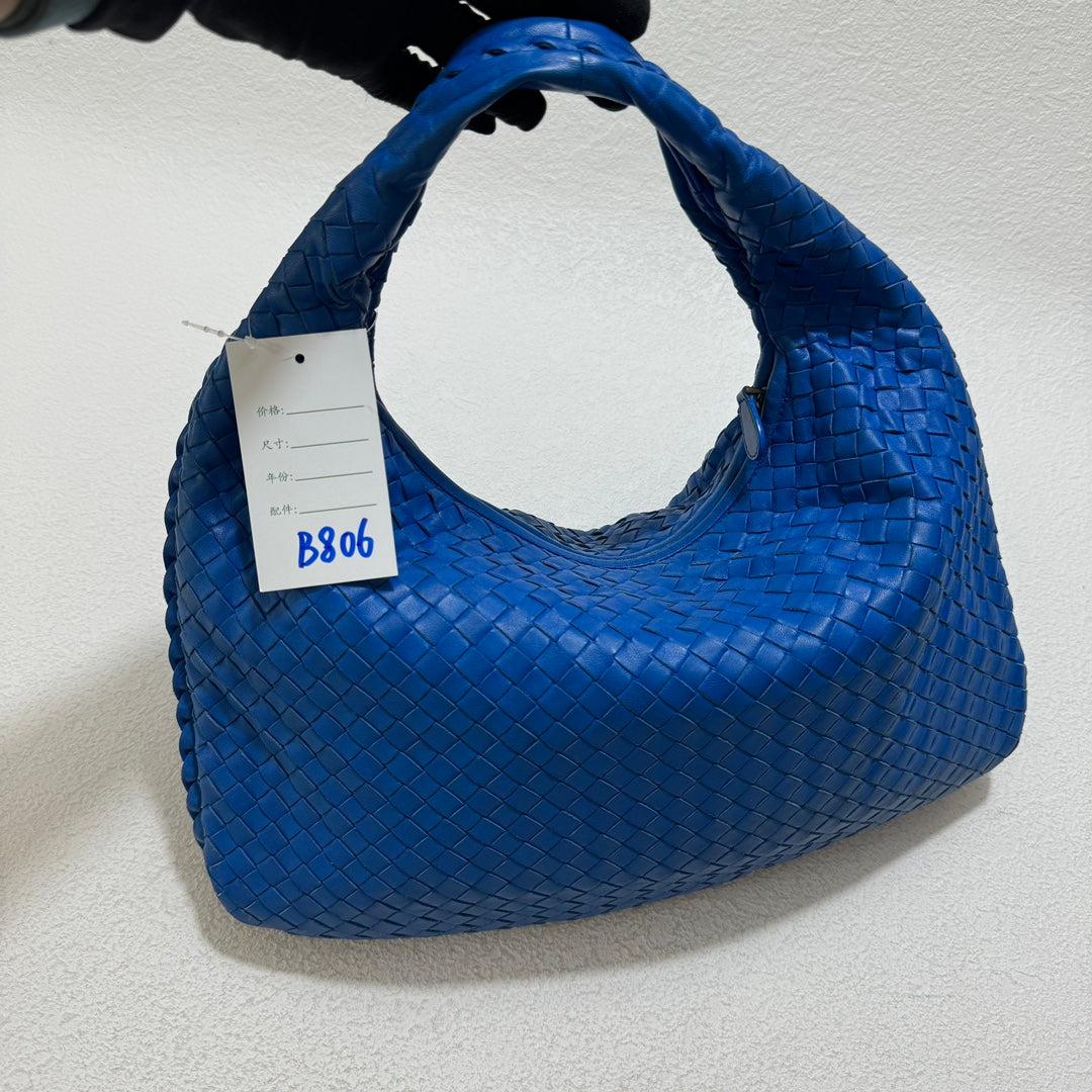 Bottega Veneta Veneta Hobo Medium Royal Blue Intrecciato Leather Bag 40cm. Il s'agit de photos professionnelles du sac. Ce sac Bottega Veneta est une pièce de luxe exceptionnelle, réalisée en cuir d'agneau emblématique avec le tissage Intrecciato