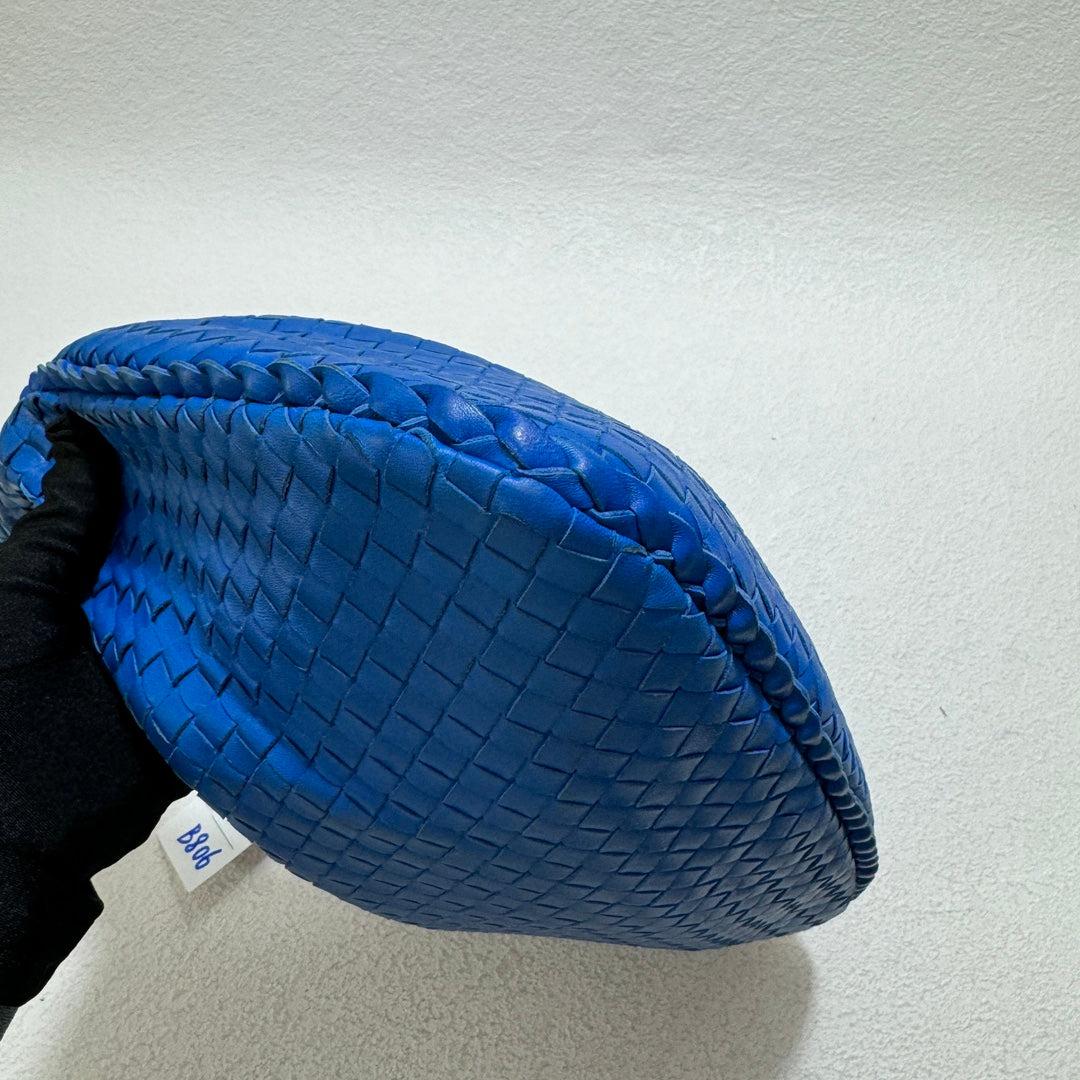 Sac hobo moyen en cuir Intrecciato bleu royal de Bottega Veneta, 40 cm Excellent état - En vente à AUBERVILLIERS, FR