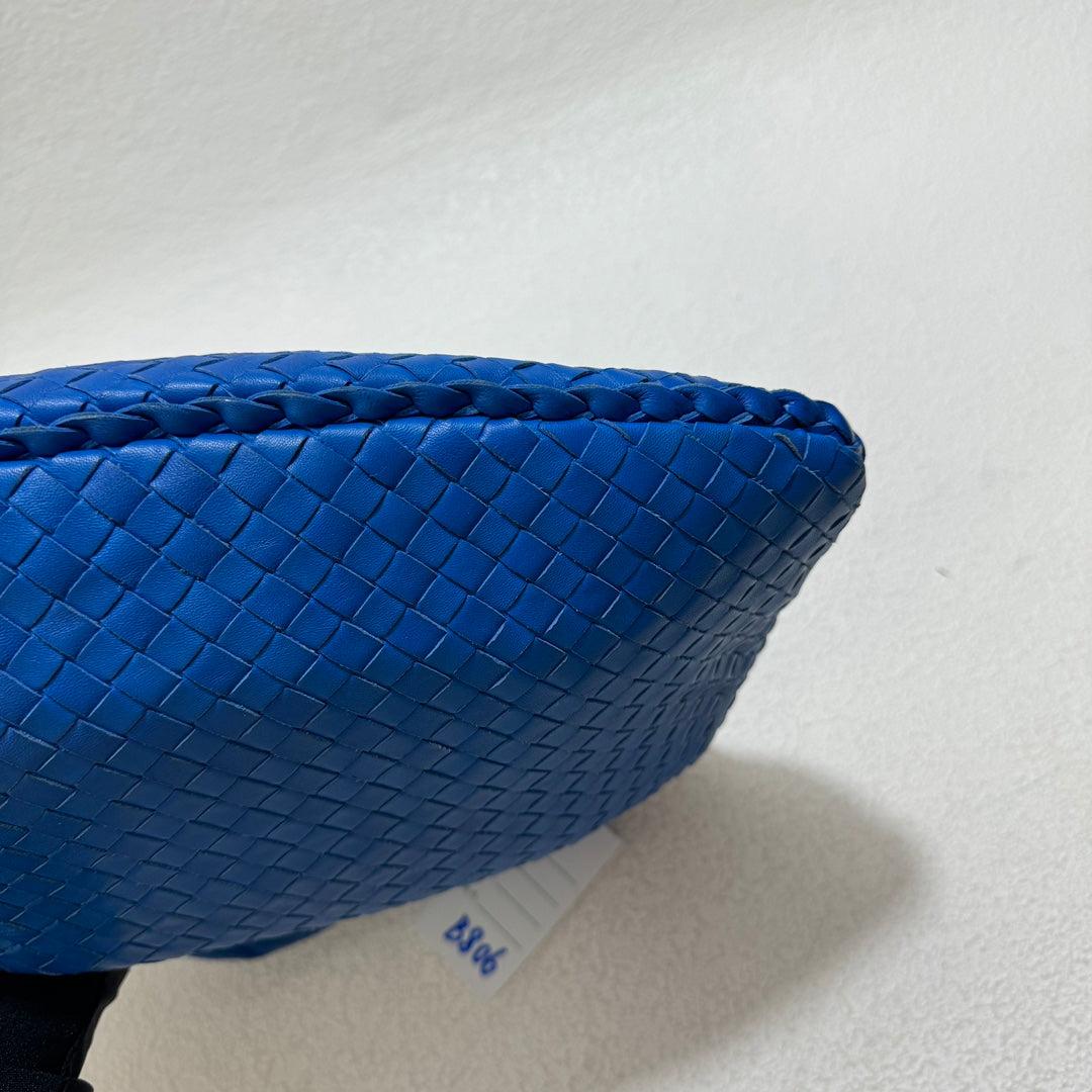 Sac hobo moyen en cuir Intrecciato bleu royal de Bottega Veneta, 40 cm en vente 3