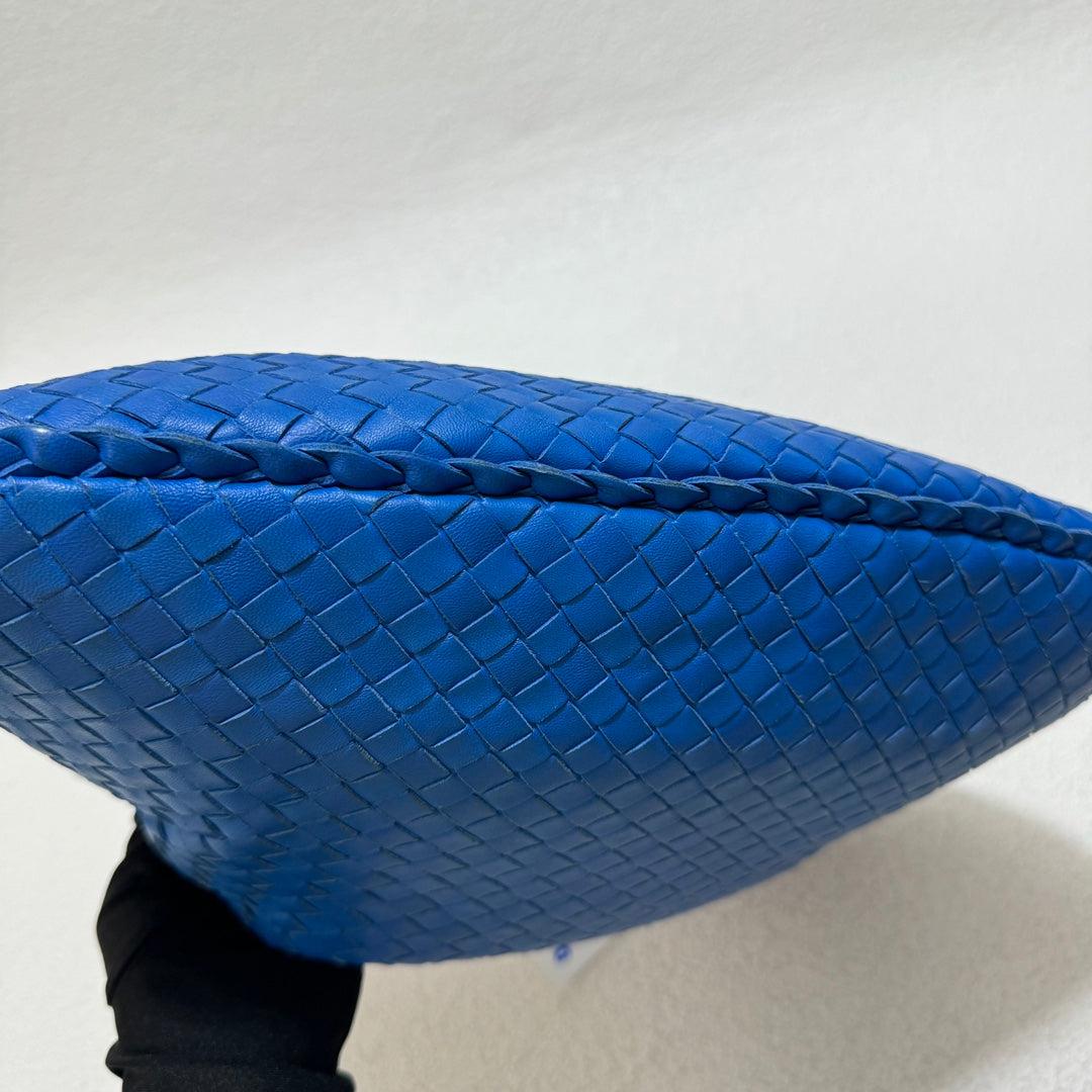 Sac hobo moyen en cuir Intrecciato bleu royal de Bottega Veneta, 40 cm en vente 4
