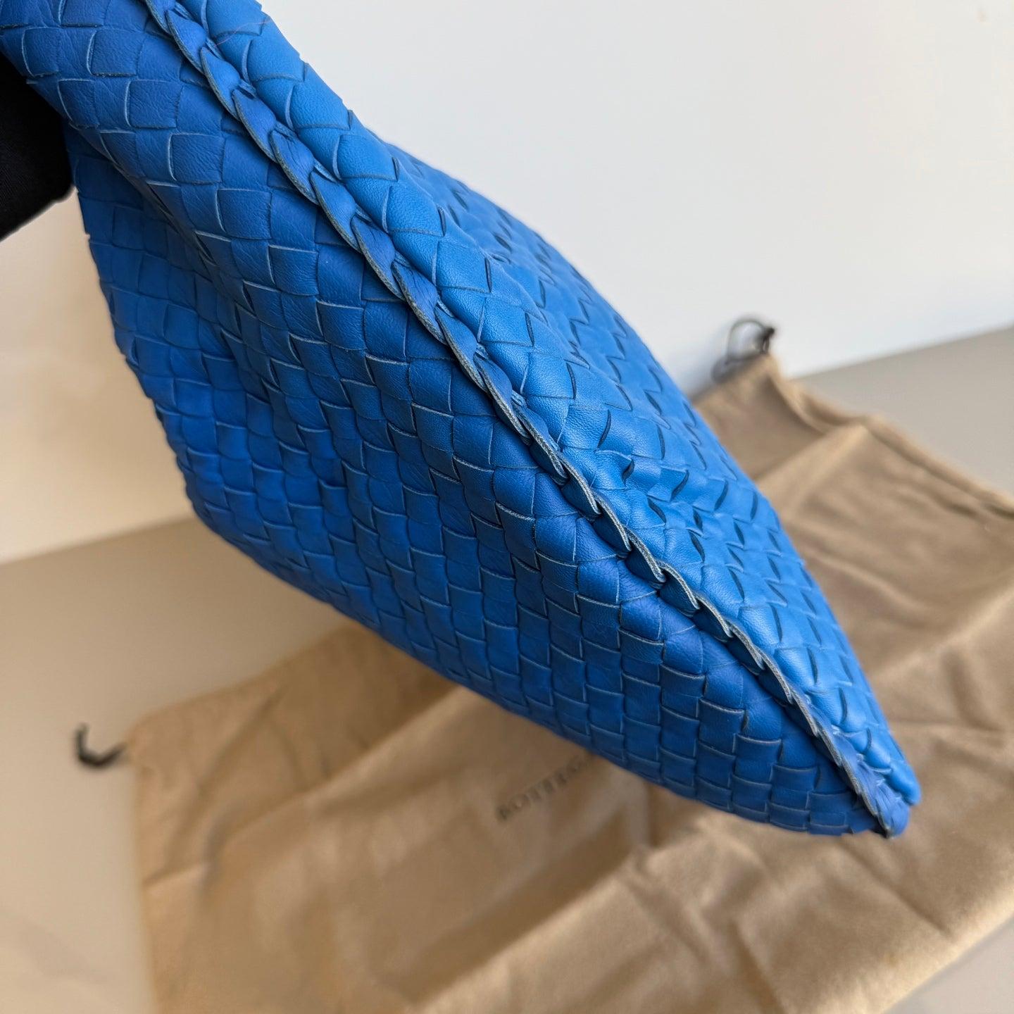 Bottega Veneta Veneta Hobo Medium Royal Blue Intrecciato Leather Bag 47cm In New Condition In AUBERVILLIERS, FR