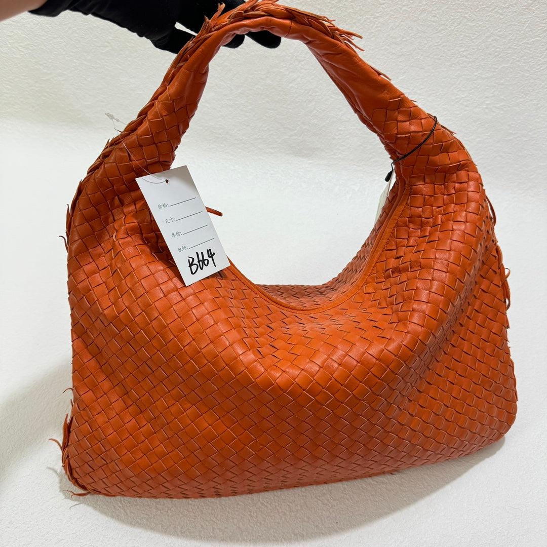 Bottega Veneta Veneta Hobo Medium Orange with Fringe Edges Intrecciato Leather Bag 47cm

  This Bottega Veneta Veneta Bag is an exceptional piece of luxury, crafted from iconic lambskin leather with the instantly recognizable Intrecciato weave. This