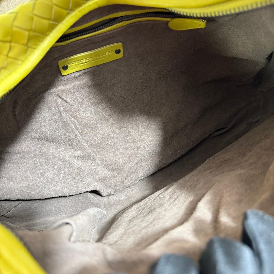 Sac Hobo de Bottega Veneta en cuir Intrecciato jaune moyen 47 cm en vente 8