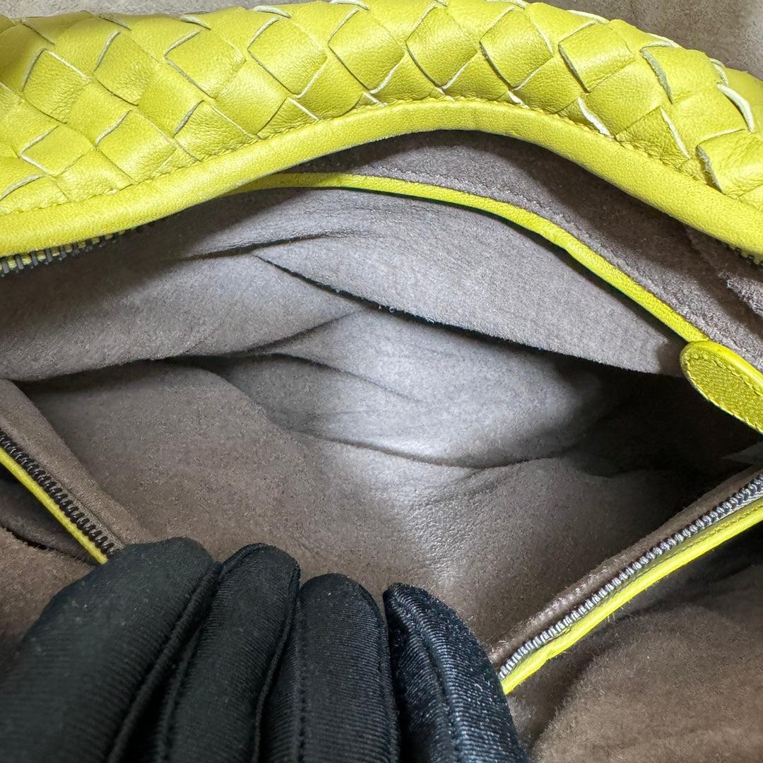 Sac Hobo de Bottega Veneta en cuir Intrecciato jaune moyen 47 cm en vente 10