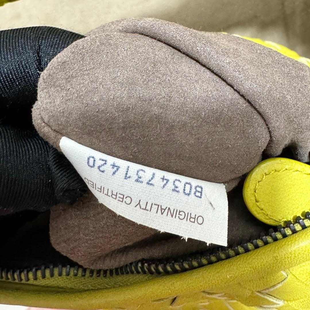 Sac Hobo de Bottega Veneta en cuir Intrecciato jaune moyen 47 cm en vente 11