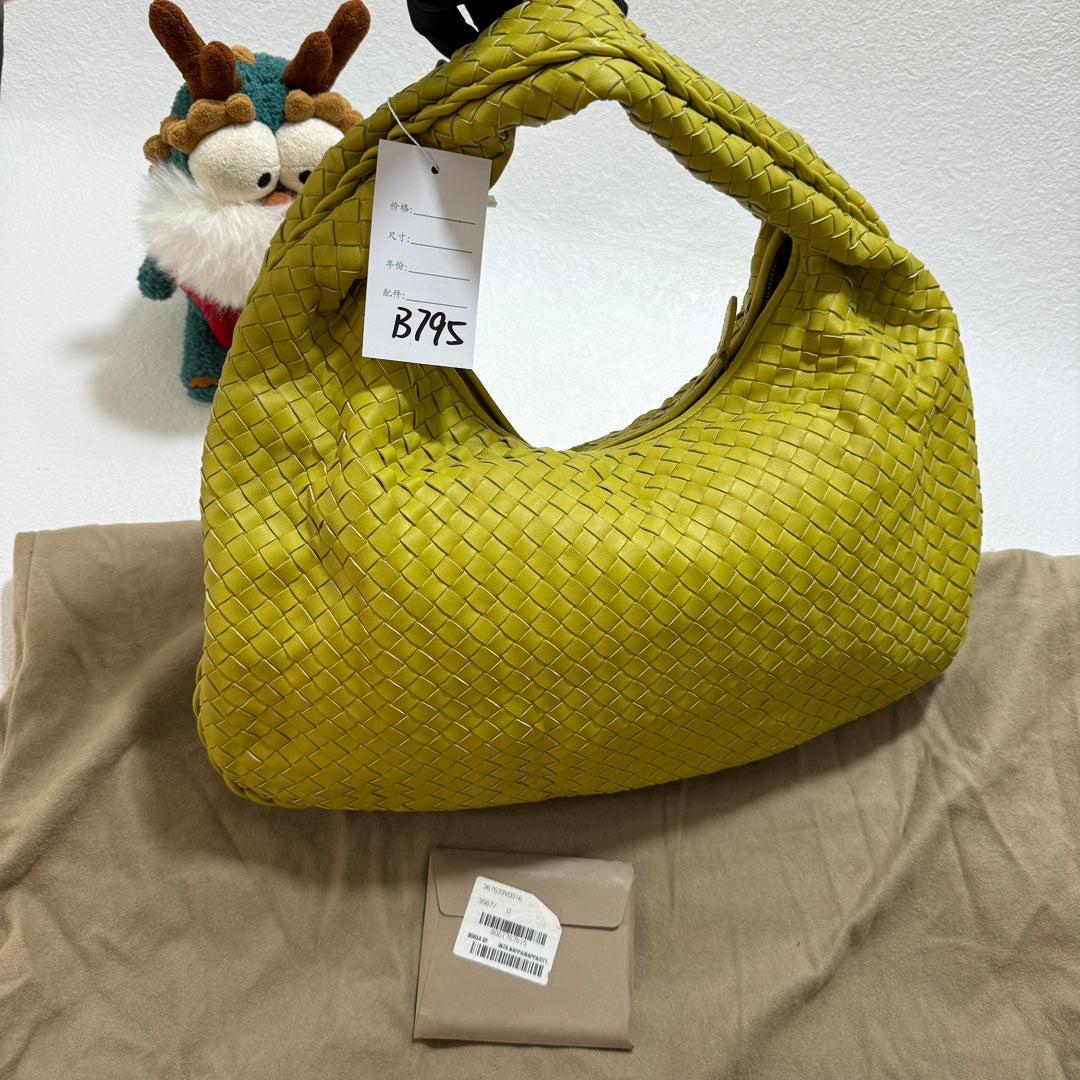 Sac Hobo de Bottega Veneta en cuir Intrecciato jaune moyen 47 cm

  Ce sac Bottega Veneta est une pièce de luxe exceptionnelle, réalisée en cuir d'agneau emblématique avec le tissage Intrecciato immédiatement reconnaissable. Ce sac est suffisamment