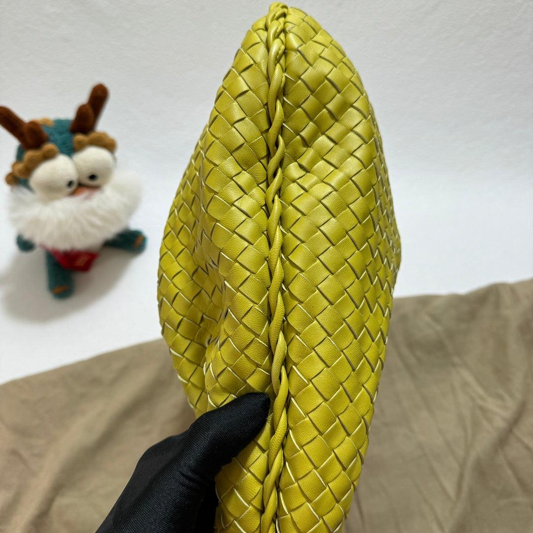 Sac Hobo de Bottega Veneta en cuir Intrecciato jaune moyen 47 cm en vente 1