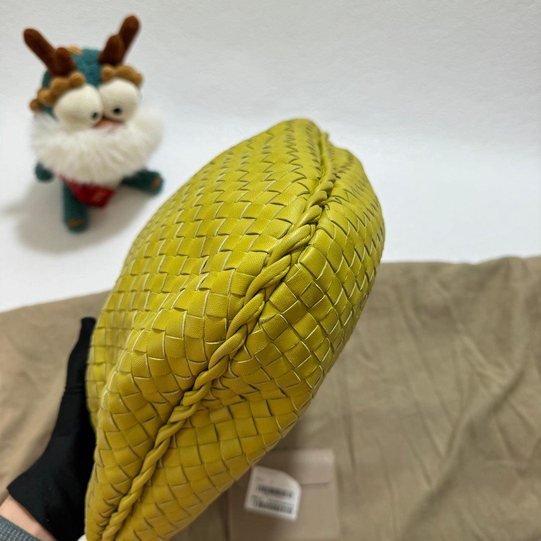 Sac Hobo de Bottega Veneta en cuir Intrecciato jaune moyen 47 cm en vente 2