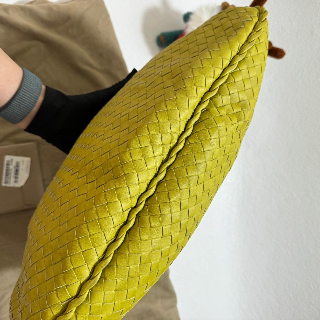 Sac Hobo de Bottega Veneta en cuir Intrecciato jaune moyen 47 cm en vente 3