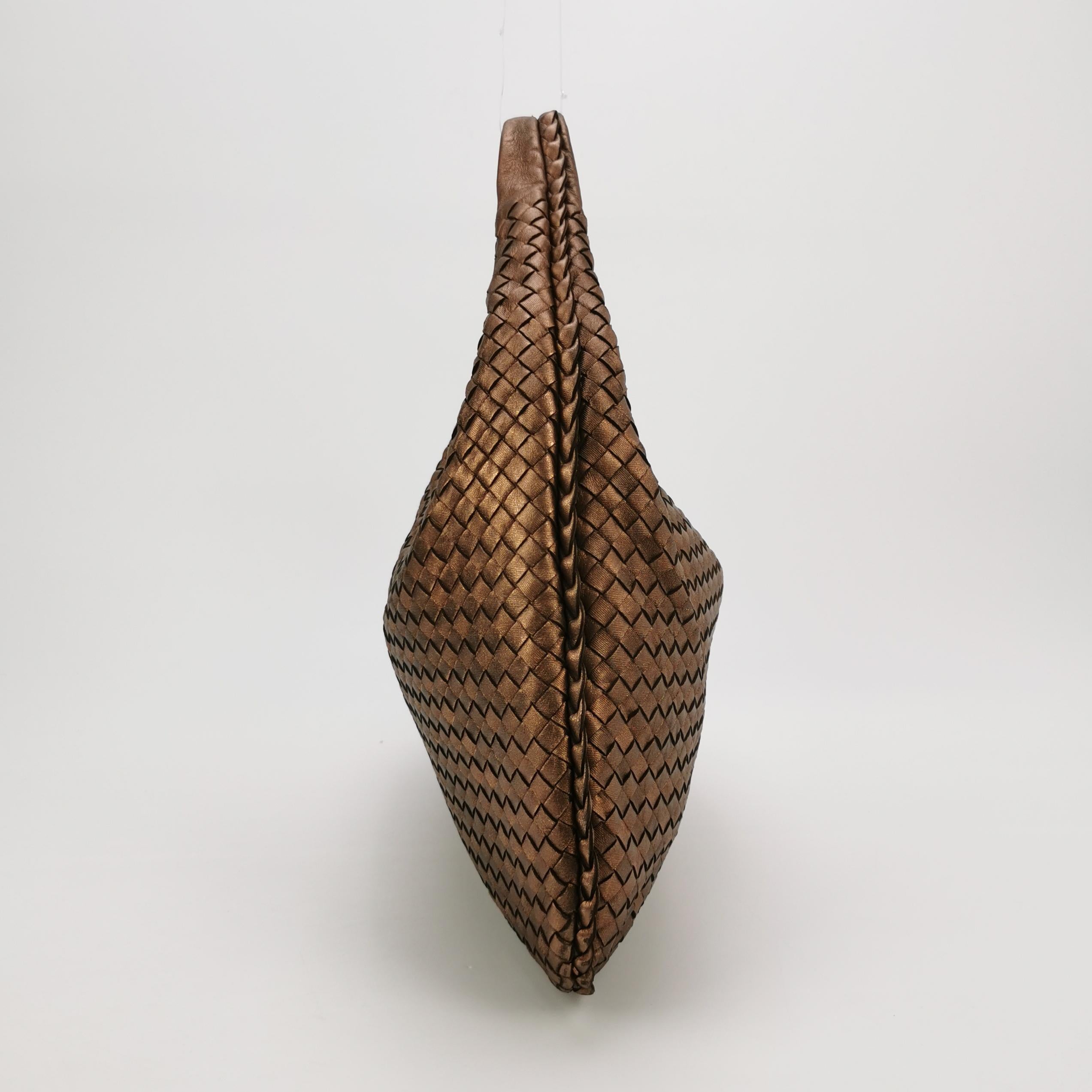 Bottega Veneta Veneta Hobo Metallic Copper Leather Large 47cm im Zustand „Gut“ im Angebot in AUBERVILLIERS, FR